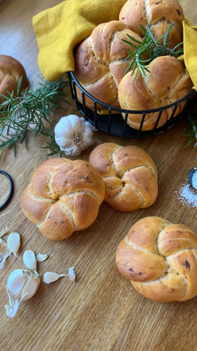 RECEPT na voňavé a nadýchané houstičky s česnekem 🧄 sušenými rajčaty 🍅 a rozmarýnem 🌿 Jedna vám stačit nebude. 
A než se do mě pustíte s dotazy, čím co nahradit, tak si troufám říct, že skvělou alternativou k rajčatům budou třeba olivy a místo rozmarýnu tymián? 🌿🪴

Celý recept najdeš i na mém blogu www.vikendovepeceni.cz, kde si ho můžeš vytisknout 🖨️ nebo péct díky kouzelnému tlačítku bez tmavnutí obrazovky 😊
 
ČESNEKOVÉ HOUSKY s rajčaty a rozmarýnem (8 ks)

Kynuté těsto:
•	350 g hladké mouky
•	7 g soli
•	150 g mléka 
•	1/2 lžičky cukru krupice
•	15 g čerstvého droždí
•	2 žloutky
•	100 g oleje
•	2 stroužky česneku
•	3 lžíce sušených rajčat v oleji, nakrájených na malé kousky
•	1-2 lžíce čerstvého rozmarýnu, na drobno nasekaného 

1️⃣ Mouku se solí prosejte do mísy, přidejte rozmačkaný česnek, rajčata a rozmarýn, promíchejte.
Do vlažného mléka dejte cukr, rozdrobte droždí a nechte vzejít kvásek. Následně k němu přidejte žloutky a olej. Směs promíchejte, vlijte do mouky a vypracujte hladké těsto. Na teplém místě nechte kynout, než zdvojnásobí svůj objem. 

2️⃣ Vykynuté těsto vyklopte na lehce pomoučněnou plochu a prsty vytvarujte do silnější kulaté placky. Pomocí karty rozdělte na osm stejných dílů (jako pizzu). Každý kousek vyválejte do pramene a stočte do houstičky. 

3️⃣ Housky rozložte na plech vyložený papírem na pečení (já používám plech Easy2Clean od @electrolux.cz s keramickým povrchem, na který není papír potřeba), zakryjte utěrkou a nechte ještě nakynout. 

4️⃣ Mezitím si předehřejte troubu na 190 stupňů (horní/dolní ohřev). Já používám na kynuté těsto program s připařováním, mám troubu @electrolux.cz, a peču při teplotě 180 stupňů. Pozor, při tomto programu je potřeba ještě před zapnutím trouby nalít na dno studenou vodu, jak je vidět na videu.

5️⃣ Vykynuté housky postříkejte vodou a pečte v dobře vyhřáté troubě asi 15 minut, až jsou hezky do zlatova. Nechte vychladnout a můžete se do nich pustit 😊

#cesnekovehousticky #vikendovepeceni #receptnablogu #easy2clean #pecuspriparovanim #blogvikendovepeceni #troubaelectrolux #electrolux