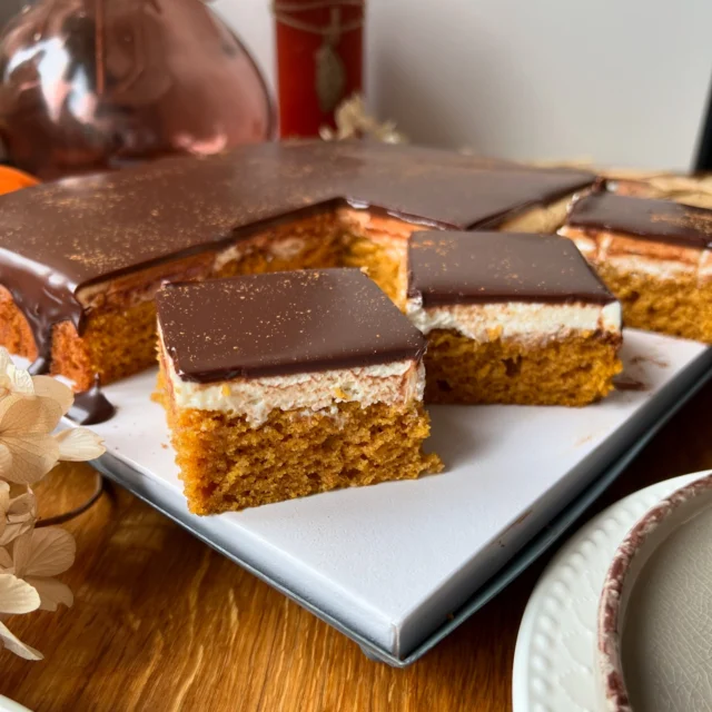 DÝŇOVÉ řezy 🎃 možná vypadají obyčejně, ale chutí vás velmi příjemně překvapí. Vláčný a nadýchaný korpus je doplněný sýrovo-smetanovým krémem a zalitý čokoládovou ganache polevou. Řezy jsou rychlé a jednoduché na přípravu, zvládne je opravdu každý 🎃

RECEPT na Dýňové řezy
1️⃣ Dýňový korpus:
200 g dýňového pyré
150 g cukru krupice
2 vejce „M“
50 g rostlinného oleje
150 g polohrubé mouky
50 g mandlové mouky
1 lžička jedlé sody
1 lžička skořice
1/2 lžičky mletého zázvoru 
1/2 lžičky mletého nového koření
1/4 lžičky muškátového oříšku

Dýňové pyré, cukr, žloutky a olej, dobře promíchejte. Přidejte prosátou mouku smíchanou s jedlou sodou a kořením, následně mandlovou mouku. Nakonec opatně vmíchejte sníh z bílků. Těsto nalijte do čtvercové formy 24x24 cm (nebo do kulaté 26-27 cm), kterou jste předem vyložili papírem na pečení. Pečte v troubě vyhřáté na 170 stupňů (H/D ohřev) asi 25 minut. Špejlí si ověřte, zda je buchta propečená. Nechte vychladnout, pak z formy opatrně vyjměte. V případě potřeby můžete seříznout do roviny.

2️⃣ Smetanový krém:
250-300 g čerstvého sýra (Philadelphia, Lučina, Žervé)
50 g smetany ke šlehání 33%
50 g cukru krupice

Všechny suroviny společně prošlehejte do hladkého krému. V případě potřeby přislaďte. Krém rozetřete na vychladlý dýňový korpus a dejte do lednice vychladit.

3️⃣ Čokoládová poleva:
80 g hořké čokolády 55%
80 g smetany ke šlehání 33%

Čokoládu zalijte smetanou a společně zahřejte v mikrovlnné troubě. Vymíchejte do rozpuštění a nechte zchladnout. Následně nalijte na vychlazený krém a rozetřete po celé ploše. Dejte vychladit.

Řezy krájejte ostrým nožem namočeným v horké vodě, po každém řezu si ho otřete. Případně můžete použít vychytávku od @tescoma_official, kterou je čtvercový kráječ moučníkových řezů. S jeho pomocí vykrojíte rovnoměrné řezy a snadno přenesete na talíř. ‼️ Nezapomeň využít slevu 15% s kódem PECENI24 při nákupu nad 699 Kč na @tescoma_official.

‼️ RECEPT najdete i na mém blogu, kde si ho můžete vytisknout nebo péct díky kouzelnému tlačítku bez tmavnutí obrazovky.

#dynoverezy #dynoverecepty #receptnablogu #blogvikendovepeceni #vikendovepeceni #pecemevtomspolu #receptsnadnoarychle