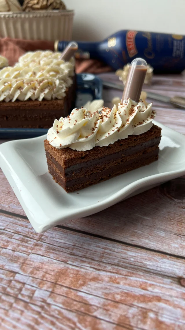 Když se spojí pravá belgická čokoláda, farmářská smetana a jemná irská whisky, vznikne nejen sametově čokoládové Baileys, ale i tyhle luxusní řezy 😋 Nadýchaný kakaový korpus, ganache z belgické čokolády a pořádná dávka Baileys Chocolate. To vše zjemněné ušlehanou smetanou 😋

Tenhle dezert aktivuje všechny vaše SMYSLY bohatou chutí čokolády a jemného likéru BAILEYS. Zkuste odolat 🥰

‼️ RECEPT na Čokoládové BAILEYS řezy - suroviny najdete níže, POSTUP ke korpusu a ganache je uvedený podrobně na mém blogu #vikendovepeceni, kde si můžete vše i vytisknout 🖨️

Kakaový plát: 35g žloutků, 100g celých vajec, 60g bílků, 80g cukru krupice, 20g invertního cukru nebo medu, 45g hladké mouky, 30g přírodního kakaa

Čokoládová ganache s Baileys: 190g smetany ke šlehání 33%, 230 g hořké čokolády 55%, 20 g invertního cukru nebo medu, 40 g másla, 30g čokoládového likéru Baileys Chocolate, vol. 15,7%

Sestavení řezů:
Z vychladlého kakaového plátu vykrojte pomocí ráfku tři čtverce o velikosti 18×18 cm. Dva budou z jednoho kusu, třetí poskládejte ze dvou částí. Ráfek položte na rovnou podložku pokrytou papírem na pečení, vnitřní strany ráfku můžete vyložit páskovou fólií. Do ráfku vložte čtverec poskládaný ze dvou částí, pokapejte čokoládovým Baileys a zalijte polovinou připraveného krému. Dejte zhruba na 5 minut ztuhnout do mrazáku. Následně na krém položte druhý čtverec, lehce přimáčkněte, pokapejte likérem a nalijte zbytek čokoládového krému. Opět dejte chvilku zamrazit a zakryjte posledním čtvercem kakaového plátu. Dejte do lednice přes noc ztuhnout.

Dokončení řezů: 150-200 g smetany ke šlehání 35-40%
Po řádném vychlazení opatrně sejmeme z řezů ráfek a odstraňte páskové fólie. Celý řez dejte krátce zamrazit, pak ostrým nožem rozkrájejte na stejně velké kousky.
Smetanu pozvolna vyšlehejte a pomocí sáčku s řezanou špičkou (Wilton 1M) nastříkejte na jednotlivé kousky. Můžete postrouhat čokoládou a ozdobit pipetkami s likérem. 
Před servírováním nechte řezy chvilku povolit při pokojové teplotě. Ganache lehce povolí a chuť bude intenzivnější.

@baileys_czech #baileysczech #baileyschocolate #TreatYourself #pijsrozumem #spoluprace #18plus #blogvikendovepeceni #receptnablogu