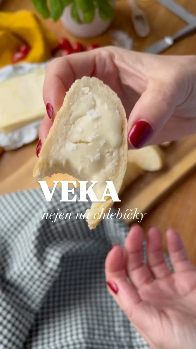 🥖 VEKA domácí, která je vhodná nejen na chlebíčky 🥖 

Můžete z ní udělat francouzský toast, žemlovku nebo si ji jednoduše namazat k snídani 😉 Já ji mám ráda lehce opečenou v topinkovači. A pokud vám náhodou zbyde, bude z ní skvělá strouhanka 😊

Každopádně hodit by se vám mohla i pro nadcházející sváteční období, protože třeba u nás patří chlebíčky neodmyslitelně k Vánocům 🎄

▶️ RECEPT na dvě veky:
500 g hladké mouky
10 g soli
125 ml mléka
160-180 ml vody
20 g čerstvého droždí
2 žloutky
50 g másla nebo sádla
lžičku cukru

1️⃣ Do vlažného mléka dejte cukr, rozdrobte droždí a nechte vzejít kvásek. Prosátou mouku se solí dejte do mísy, přidejte vodu, žloutky a kvásek. Začněte zpracovávat těsto, až po chvilce přidejte kousky lehce změklého másla. Těsto zakryjte a na teplém místě nechte kynout, až zdvojnásobí svůj objem.
2️⃣ Vykynuté těsto rozdělte na moukou podsypané ploše na dva díly. Z každého vyválejte obdélník a stočte do rolády. Opatrně přeneste na plech vyložený papírem na pečení a upravte. Já používám plech Easy2Clean od @electrolux.cz s keramický povrchem, na který není papír potřeba 🙂 Veky postříkejte pomocí rozprašovače vodou a nechte vykynout.
3️⃣ Mezitím si předehřejte troubu na 200 stupňů (horní/dolní ohřev). Já používám na kynuté těsto program s připařováním (mám troubu @electrolux.cz ) a peču při teplotě 190 stupňů. Pozor, při tomto programu je potřeba ještě před zapnutím trouby nalít na dno studenou vodu, jak je vidět na videu.
4️⃣ Vykynuté veky postříkejte znovu vodou a pečte v dobře vyhřáté troubě asi 10-12 minut, pak stáhněte teplotu na 180 stupňů a dopékejte, až jsou hezky do zlatova. Ihned po vytažení veky znovu postříkejte vodou. Nechte vychladnout a můžete krájet a použít dle libosti 🙂

‼️ Celý recept najdete také na mém blogu #vikendovepeceni, kde si ho můžete vytisknout 🖨️ nebo péct díky kouzelnému tlačítku bez tmavnutí obrazovky 🟠

#domaciveka  #vekanachlebicky  #receptnablogu #easy2clean #pecuspriparovanim #spoluprace #blogvikendovepeceni #troubaelectrolux #electrolux