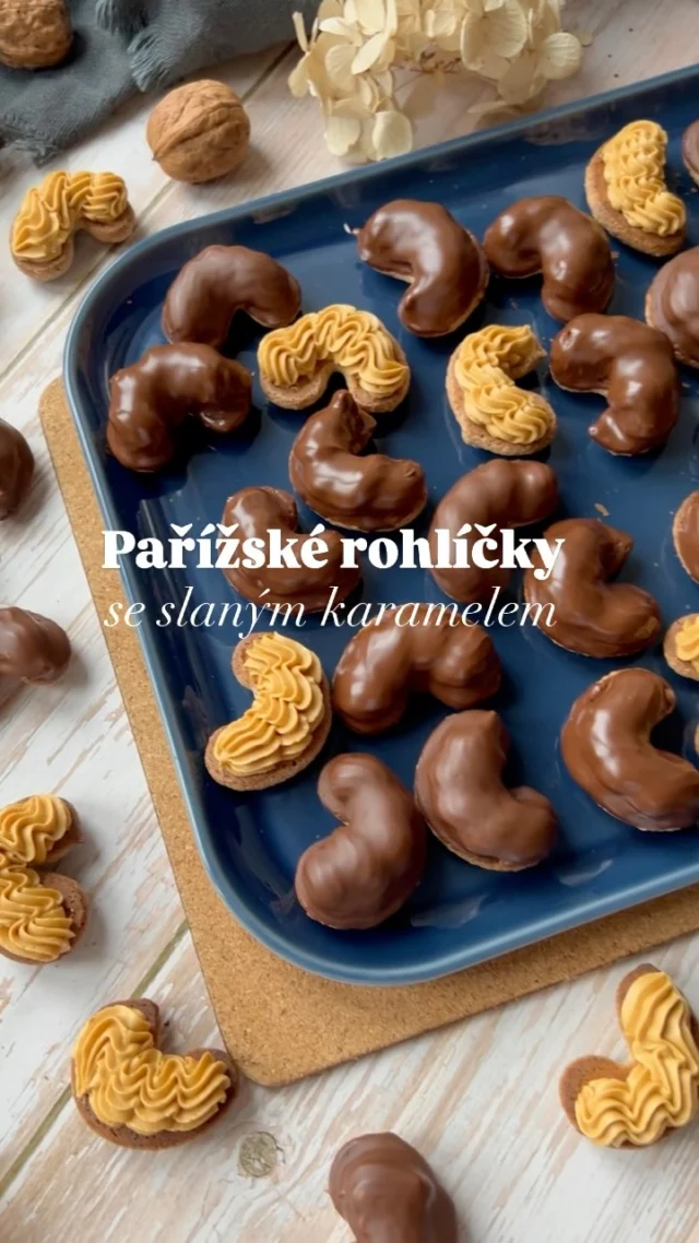 PAŘÍŽSKÉ ROHLÍČKY se slaným karamelem 🥐

Pařížské rohlíčky mohou mít mnoho podob, tahle verze MINI  je skvělá jako vánoční CUKROVÍ. Doplnila jsem ji krémem se slaným KARAMELEM, který není tak sladký a ve spojení s ořechovým těstem a čokoládovou polevou je to naprostá DOKONALOST.

▶️ RECEPT  na 80 malých rohlíčků:

1️⃣ Ořechová hmota: 250 g cukru krupice, 100 g vlašských ořechů, 100 g bílků, 40 g mandlové mouky
Všechny suroviny dejte do mixéru nebo food procesoru (mám KitchenAid 5KFC0516EAC od @magnumhomecz) a společně rozmixujte do hladké konzistence. Nechte do druhé dne v lednici odležet. Následně pomocí sáčku s hladkou špičkou nastříkejte na plechy vyložené pečícím papírem rohlíčky. Nechte na plechu 20-30 minut zaschnout, pak pečte v troubě vyhřáté na 190 stupňů (H/D ohřev) asi 7-9 minut až lehce zrůžoví. Nechte vychladnout, pak opatrně z papíru sloupněte. 

2️⃣ Krém se slaným karamelem: 150 g cukru krupice, 125 g smetany ke šlehání 33%, 5 g mořské soli, 130-140 g másla
V rendlíku se silným dnem utavte cukr na karamel, zalijte ho po částech horkou smetanou se solí a následně promíchejte. Stáhněte ze sporáku, přelijte do misky a za občasného míchání nechte zchladnout a lehce zhoustnout (asi 35-40 stupňů).
Ke zchladlému karamelu pak po částech přidávejte na kousky pokrájené studené máslo a vyšlehejte do krému. Krém pomocí sáčku s řezanou špičkou (BF311) nastříkejte na spodní část rohlíčků a dejte ztuhnout.

3️⃣ Čokoládová poleva: 120 g mléčné čokolády 40%, 120 g hořké čokolády 55%, 30 g kakaového másla
Asi dvě třetiny čokolády a kakaové máslo společně rozpusťte, přidejte zbylou třetinu a míchejte do úplného rozpuštění. V polevě máčejte jednotlivé rohlíčky a nechte na pečícím papíru dobře zatuhnout. Skladujte v uzavřené krabici v chladu a nechte před konzumací min. 2-3 dny rozležet. Při vhodném skladování, přípravě a použití čerstvých surovin vydrží až dva týdny.

‼️ PODROBNÝ RECEPT včetně tipů, odkazů na suroviny a pomůcky najdete na mém blogu #vikendovepeceni , kde si ho můžete vytisknout nebo péct díky kouzelnému tlačítku bez tmavnutí obrazovky. 

#receptnablogu #blogvikendovepeceni #spoluprace #vanocnicukrovi