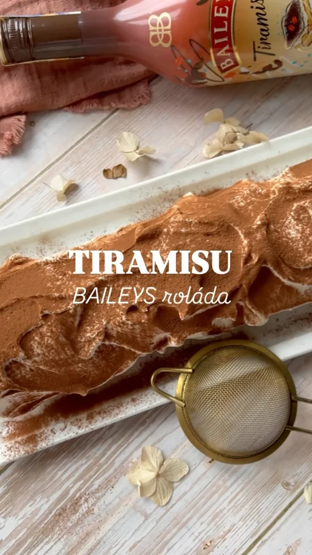 Ať už máte rádi TIRAMISU nebo ne, tuhle roládu budete MILOVAT 🤎 Nadýchaný piškot, smetanový krém a irský likér BAILEYS TIRAMISU, který dodá celé roládě naprosto unikátní chuť. Likér jsem použila nejen na prokapání piškotu, ale i do krému. Baileys Tiramisu je limitovaná edice irského krémového likéru @baileys_czech a je vynikající směsí mascarpone, espressa a nádechu čokolády. Neměla bych to říkat nahlas, ale mě chutná více, než original 🤎

Roláda je jednoduchá, rychlá a vzhledově se budu hodit i na nadcházející sváteční období 🎄 Tak trochu totiž připomíná Bûche de Noël (vánoční poleno), což je vánoční dezert původem z Francie. Takže, jdete to toho? 🤎

TIRAMISU Baileys roláda - RECEPT

1️⃣ Piškotový plát: 3 vejce “M” (160 g), 100 g cukru krupice, 125 g hladké mouky, 1 lžíce vody
Vejce a cukr společně nahřejte ve vodní lázni na 45 stupňů. Následně vyšlehejte do husté pěny, ke konci přidejte vodu. Vmíchejte prosátou mouku a zlehka promíchejte. Těsto rozetřete na plech vyložený papírem na pečení (ca. 40×30 cm) a pečte v troubě vyhřáté na 230 stupňů asi 7 minut (horní/dolní ohřev). Ihned po upečení stáhněte plát z horkého plechu a překlopte na lehce pomoučněný arch papíru. Nechte takto vychladnout, pak opatrně sloupněte papír.
2️⃣ Smetanový krém: 250 g mascarpone, 250 ml smetany ke šlehání 33%, 40-50 g cukru krupice, 2-3 lžíce likéru BAILEYS Tiramisu 17%
Všechny suroviny dejte do mísy a společně pozvolna vyšlehejte do krému. 
3️⃣ Dokončení rolády: 80-100 ml kávy, likér BAILEYS Tiramisu 17%, 4 cukrářské piškoty, přírodní či holandské kakao
Kávu smíchejte s likérem (dle chuti) a prokapejte vychladlý plát po celé ploše. Asi dvě třetiny krému rozetřete po celé ploše plátu, cukrářské piškoty namočte ve směsi kávy a likéru, a položte na delší kraj plátu. Pomocí papíru stočte do rolády a utáhněte. Dejte na 1-2 hod. vychladit do lednice.
Zbytek krému ručně našlehejte metličkou a pomažte s ním vychlazenou roládu. Dejte opět krátce zachladit, pak posypte kakaem. Nechte do druhého dne rozležet a podávejte.

Cely recept najdete i na mém blogu #vikendovepeceni, kde si ho můžete 🖨️

@baileys_czech #baileysczech #baileys #TreatYourself #pijsrozumem #spoluprace #18plus