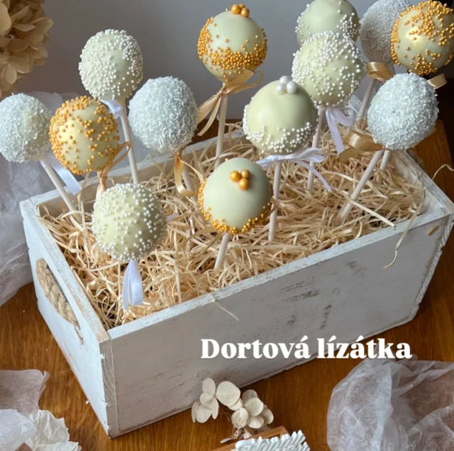 DORTOVÁ lízátka (cake pops) 🍭malé dortíky na tyčce, které se mohou stát hvězdou každé oslavy ✨ Mají mít mnoho podob i chutí a obvykle zaujmou děti i dospělé 😎

Přesný recept na ty svoje vám neřeknu (hrubý nástřel máte ve fotkách), protože je dělám od oka a obvykle ze zbytků, ale podělím se s vámi o pár TIPŮ:

1️⃣ nejradši mám lízátka z domácího dortového korpusu, ať už je to piškot nebo třeba red velvet
2️⃣ ideální krém je buď nějaký máslový (sněhový, pudingový) nebo čokoládová ganache
3️⃣ střádám si různé odkrojky korpusů a zbytky krémů do mrazáku a v okamžiku potřeby vše vytáhnu a zpracuji
4️⃣ nepoužívám žádná tvořítka, jen ruce a váhu, jednotlivé kousky si odvažuji, aby byly stejně veliké
5️⃣ lízátka máčím do čokolády naředěné kokosovým olejem, ale můžete použít i kakaové máslo
6️⃣ můžete použít různé druhy čokolád (bílá, hořká, ruby, karamelová), případně i čokoládové polevy (ty už se neředí)
7️⃣ pokud chci, aby bílá čokoláda dobře kryla, namočím lízátka dvakrát 
8️⃣ před namočením vždy zakápnu vpich tyčky čokoládou, aby později kulička nesklouzla dolů
9️⃣ na zdobení používám cukrový máček, kokos, ale hodí se i sušené květy nebo fondánové dekorace
🔟 potřebovat budete dnes už běžně dostupné tyčky na lízátka (pořídíte v různých délkách i barvách na @lkstorecz ) nebo silnější špejle 
1️⃣1️⃣ zásadní je také stojan, který využijete už při máčení, použít můžete sklenici naplněnou cukrem či rýží nebo aranžovací hmotu
1️⃣2️⃣ lízátka zdobím barevnými stužkami a stojany si obvykle vyrábím sama (na fotce dřevěný květináč vyložený aranžovací hmotou a slámou)

Recept i podrobný postup najdete na mém blogu #vikendovepeceni, kde si ho můžete vytisknout nebo péct díky kouzelnému tlačítku bez tmavnutí obrazovky ♥️

V dalším příspěvku se můžete těšit na CUPCAKES 😊

#blogvikendovepeceni #receptnablogu #dortovalizatka #cakepops #pecemevtomspolu #podrobnerecepty #narozeninovaoslava