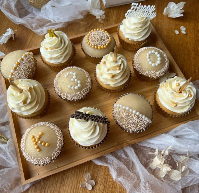 VANILKOVÉ narozeninové CUPCAKES 🧁

Vláčné těsto plněné a zdobené vanilkovým krémem. Polovina dortíků je potažena marcipánem, vše laděno do zlaté na přání oslavence 👑

RECEPTY na těsto i krémy najdete mezi fotkami, zbytek níže. Vše máte PŘEHLEDNĚ sepsané i na mém blogu #vikendovepeceni, kde si to můžete vytisknout 😎

‼️ Všechny zlaté doplňky, ať už košíčky, svíčky, zápichy, ale i krabici na cupcakes jsem pořídila na cukrářském eshopu @lkstorecz 

Dokončení cupcakes:
150-200 g marcipánu, cukrové dekorace, svíčky, zápichy

1️⃣ Do vychladlých cupcakes udělejte otvory pro krém. Můžete použít tzv. děrovač na muffiny nebo třeba nůž či lžičku. Horní část každého výkrojku si odlomte a nechte stranou. Otvory naplňte našlehaným vanilkovým krémem a odloženým odlomkem dortík uzavřete jako pokličkou.

2️⃣ Šest dortíků, které budou potažené marcipánem, pomažte lehce sněhovým máslovým krémem. Než budete potahovat, dejte je do lednice.

3️⃣ Do zbývajícího máslového krému pak po částech zašlehejte zbytek vanilkového krému (pozor, nesmí být studený). Pomocí sáčku se zdobící špičkou (použila jsem Wilton 1M) nastříkejte krém na šest naplněných, ale nepomazaných dortíků. Ještě před zatuhnutím krému můžete ozdobit cukrovým máčkem a vpíchnout svíčky či zápichy. 

4️⃣ Marcipán si vyválejte mezi dvěma fóliemi na sílu zhruba 5 mm a vykrojte kolečka potřebné velikosti, tak abyste zakryly celý vršek dortíku. Doporučuji vyzkoušet na jednom. Kolečko marcipánu položte na dortík a pomocí dlaně ruky (nebo žehličkou) opatrně přimáčkněte po celé ploše a uhlaďte. Dobře to jde v rukavicích. 

5️⃣ Cukrový máček a drobné dekorace stačí přilepit jen alkoholem (nebo vodou či jedlým lepidlem). Naneste ho štětečkem na dortík na místo, kde chce máček mít. Já jsem třeba potřeba alkoholem okraje dortíku a pak jednoduše obtiskla do misky s nasypaným máčkem. Pro větší cukrové kuličky je dobré udělat v marcipánu malý důlek, kulička tak bude lépe držet. 

6️⃣ Hotové dortíky skladujte v lednici, po ztuhnutí můžete ještě postříkat zlatými třpytkami. Vydrží obvykle 2-3 dny. Před servírováním nechte kráce povolit při pokojové teplotě.

#narozeninovecupcakes #birthdaycupcakes #receptnablogu #blogvikendovepeceni