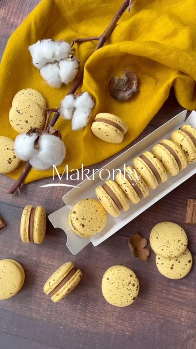 MAKRONKY Mogador 🤎 recept podle @pierrehermeofficial 💛 kombinace mléčné čokolády s marakujou 💛🤎

#makronky #kurzmakronek #blogvikendovepeceni #vikendovepeceni #macarons #mogadormacaron