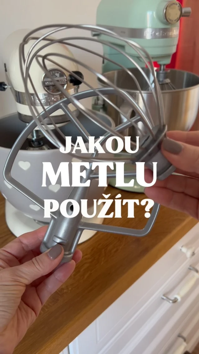 JAKOU METLU POUŽÍT? 🌀

Kuchyňský robot je obvykle vybaven 3️⃣ základními metlami:

1️⃣ ŠLEHACÍ METLA - umožňuje rychlé zapracování vzduchu do přísad, proto je ideální na šlehání vajec, ať už celých či jen bílků či žloutků, pro šlehání šlehačky, šlehané ganache, ale i ostatních krémů včetně máslového. 

2️⃣ PLOCHÁ METLA - říká se jí také míchací či pádlová, je vhodná nejen na míchání všeho druhu jako je třeba lité těsto, náplň do koláče nebo odpalované těsto. S její pomocí připravíte všechna pevná těsta na koláč, cukroví či sušenky, třené těsto na bábovku i drobenku na koláč. Ideální je verze této metli se silikonovou stěrkou, která při míchání zároveň stírá hmotu ze stěny mísy.

3️⃣ HNĚTACÍ HÁK - snadno hněte těžší těsta, šetří námahu při ručním hnětení a umožňuje rychlou přípravu kynutého těsta. Zhruba dvě minuty hnětení v #KitchenAid odpovídá asi 10 až 12 minutám ručního hnětení kynutého těsta.

‼️ Dodržujte rychlosti uváděné výrobcem pro jednotlivé metly. Zvláště při přípravě kynutého těsta používejte maximálně rychlost 2, aby nedošlo k přetížení stroje, a tudíž k jeho poškození ‼️

BONUS 🔴 Metly by se měly dát VÝŠKOVĚ NASTAVIT (nahoru a dolů), aby dosáhly až na dno mísy a zvládly tak i malé množství.

Na videu jsou roboty #kitchenaid, menší mandlový Artisan 5KSM175PS a větší model v pistáciové Artisan 5KSM60SP od @magnumhomecz ♥️ více informací o nich najdete na mém blogu #vikendovepeceni v článku Jak si vybrat robot.

Tak co, kterou metlu využíváte nejčastěji? Napište mi do komentáře 😊

#kuchynskyrobot #robotkitchenaid #spoluprace #blogvikendovepeceni #pecemevtomspolu #tipynapeceni #kitchenaidjelaska