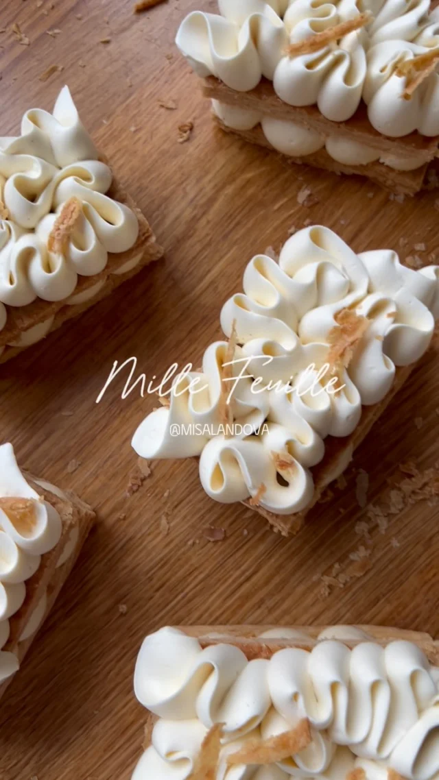 Mille feuille 🌸 vanilka s mučenkou 

Recept? Možná? Někdy? Uvidíme 😊 chci si občas taky upéct něco jen tak, aniž bych musela sepisovat recept a řešit komentáře 😉

#pecuproradost #vikendovepeceni #blogvikendovepeceni #receptmoznabude #millefeuilles #maslovelistovetesto #zloutkoverezy