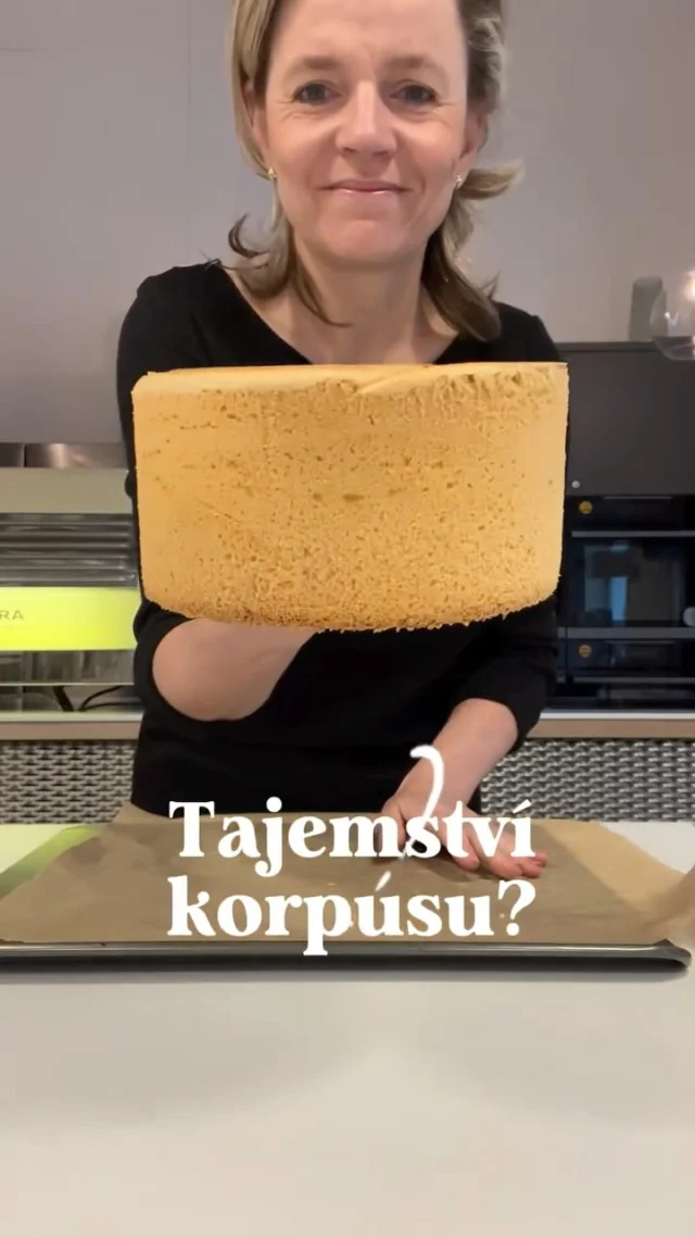 Tajemství DOKONALÉHO piškotového korpusu? SPRÁVNĚ vyšlehaný SNÍH ❄️ Nesmí být přešlehaný, ale ani nedošlehaný. Jen takový sníh zvládne vmíchání všech dalších surovin a v troubě krásně vyběhne. V korpusu funguje jako kypřidlo 🌸 

Moje TIPY na sníh: 
▶️ čistá miska bez mastnoty
▶️ dobře oddělené bílky bez žloutků, ideálně pokojové teploty
▶️ nejprve šlehám samotné bílky do měkkého sněhu, teprve pak přidám cukr 
▶️ šlehám pozvolna při střední rychlosti ‼️
▶️ během šlehání sníh průběžně kontroluji, dokud nedosáhnu požadované konzistence, tj. pevný, hladký a sněhově bílý sníh 

Díky pozvolnému šlehání je sníh stabilní a máte nad ním větší kontrolu, než když pustíte robot na maximum 😉 Také cukr funguje ve sněhu jako stabilizátor, proto dobře zvažte, než budete jeho množství ponižovat. 

Sůl do sněhu nedávám, nikdy jsem nedávala a na funkci sněhu to nikdy nemělo vliv 😉

RECEPT na piškotový korpus najdete na mém blogu #vikendovepeceni i s několika odměnami. Ve videu šlehám tři bílky a 90g krupicového cukru.

www.vikendovepeceni.cz 🌸

#kitchenaid #spravnevyslehanysnih #korpusnadort #piskotovykorpus #blogvikendovepeceni #receptnablogu #spoluprace #tipynapeceni