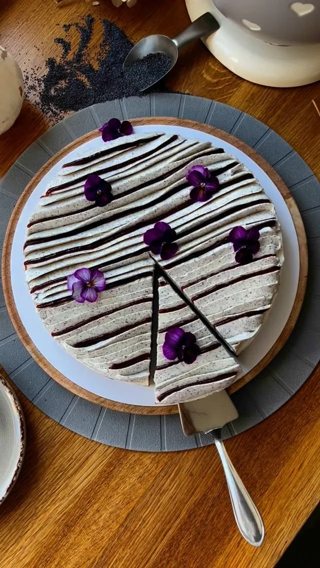 MAKOVÝ DORT s tvarohem a povidly 🌸

1️⃣ Makový korpus: 3 vejce M, 90 g cukru krupice, 60 g hladké mouky, 30 g mletého máku, 🍋 kůra, 12 g oleje

Vejce a cukr zahřejte ve vodní lázni na teplotu 50 °C, pak vyšlehejte do husté pěny. Stěrkou vmíchejte prosátou mouku, mletý mák, 🍋 kůru a olej. Těsto nalijte do formy o pr. 24 cm vyložené papírem a pečte v troubě vyhřáté na 180 °C (horní/dolní) asi 15-18 minut. Nechte vychladnout, pak opatrně vyřízněte z formy. Před použitím seřízněte vrchní krustu korpusu a omotejte páskovou fólii nebo dejte ráfek. 

2️⃣ Tvarohová náplň: 300 g tučného tvarohu v kelímku , 50 g cukru krupice, 60 ml smetany 33%, 3,3 g (2 plátky) plátkové želatiny Dr. Oetker, švestková povidla 

Želatinu namočte do studné vody a nechte nabobtnat. Tvaroh promíchejte s cukrem. Smetanu zahřejte zhruba na 50-60 stupňů a rozpusťte v ní vymačkanou želatinu. K teplé smetaně pak postupně přidejte asi 3-4 lžíce tvarohu, promíchejte, teprve pak vmíchejte vše ke zbytku tvarohu. Připravený korpus pomažte povidly, nalijte tvarohovou náplň a uhlaďte do roviny. Dejte do lednice ztuhnout.

3️⃣ Šlehaná maková ganache: 250 g smetany 35-40%, 90 g bílé čokolády 32% Callebaut Velvet, 90 g tučného tvarohu v kelímku, 1,6 g (1 plátek) plátkové želatiny Dr. Oetker, 15 g mletého máku

Želatinu namočte do studné vody a nechte nabobtnat. Polovinu smetany zahřejte na teplotu 60-70 stupňů, rozpusťte v ní vymačkanou želatinu a nalijte na čokoládu. Nechte asi 1-2 minuty odstát, pak vymíchejte do hladka a emulzujte tyčovým mixérem. Přilijte zbytek studené smetany, tvaroh a znovu promixujte. Nakonec zapracujte mletý mák. Zakryjte kontaktně fólií a dejte do lednice na 10-12 hodin stabilizovat. 

4️⃣ Dokončení: švestková povidla, jedlé květy na dekoraci

Odleželou ganache pozvolna vyšlehejte a pomocí sáčku se zdobící špičkou (petal nebo border) naneste na tvarohovou náplň. Jednotlivé tahy krému nanášejte těsně vedle sebe. Mezi krém pak stříknete povidla. Ozdobte dle fantazie.

‼️ Podrobný RECEPT se spoustou tipů a odkazů na blogu #vikendovepeceni. Připraveno ve spolupráci s @magnumhomecz, který je už 30 let dovozcem značky #kitchenaid ♥️

#blogvikendovepeceni #receptnablogu #makovydort