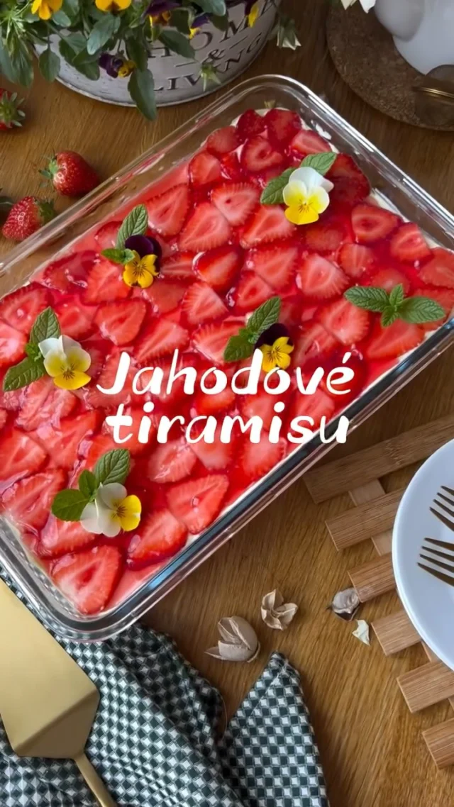 JAHODOVÉ TIRAMISU 🍓 letní obměna ikonického dezertu s jahodami a citronem 🍋 je ideální volba pro ty, kteří kávu moc nemusí nebo pro děti.

RECEPT 🍓
1️⃣ Smetanový krém: 2 vejce, 2 žloutky, 100 g cukru krupice, 500 g mascarpone, 150 g smetany .ke šlehání 33%, 2 lžičky vanilkové pasty @droetker_cz 

Vejce, žloutky a cukr promíchejte a ve vodní lázni zahřívejte na teplotu 65 stupňů. Sejměte z vodní lázně a vyšlehejte do husté pěny (trvá to poměrně dlouho). Po částech spojte s mascarpone, přidejte vanilkovou pastu a nakonec stěrkou vmíchejte ušlehanou smetanu.

2️⃣ Jahodový nálev: asi 200 g čerstvých jahod, šťáva z 1-2 citronů, jahodová marmeláda

Jahody rozmixujte, dle chuti přidejte citronovou šťávu. Pro dospěláckou verzi můžete nahradit třeba citronovým likérem Limoncello. Můžete přidat i trochu jahodové marmelády pro sladší a výraznější chuť.

3️⃣ Dokončení: 200-250 g cukrářských piškotů, čerstvé jahody (400-500 g), 1 sáček červené dort-želé Dr. Oetker, 2 lžíce cukru krupice

Na dno pekáčku nebo větší mísy o rozměru asi 30×20 cm poskládejte vedle sebe piškoty, které jste předem namočili v jahodovém nálevu. Rozetřete na ně asi polovinu krému a rozložte druhou vrstvu piškotů namočených v nálevu. Naneste zbytek krému a uhlaďte do roviny. Zakryjte fólií a dejte na několik hodin do lednice rozležet.

Jahody pokrájejte na plátky a rozložte po celé ploše krému. Želé připravte podle návodu, a až lehce zchladne, naneste ho pomocí mašlovačky nebo lžíce na jahody. Pokud bylo tiramisu před nanesením jahod dostatečně proleželé, můžete ihned servírovat. V opačném případě ho nechte v lednice několik hodin, klidně i přes noc, odležet.

Recept najdete i na mém blogu #vikendovepeceni, kde si ho můžete vytisknout 🖨️

#jahodovasezona #jahodovetiramisu #jahodoverecepty #blogvikendovepeceni #receptnablogu #pecemevtomspolu #spoluprace s @droetker_cz 🍓
