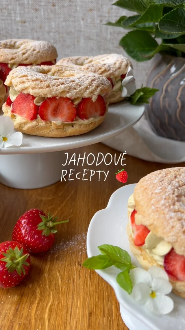 JAHODY jsou tu 🍓 a s nimi i spousta RECEPTŮ, které najdeš na mém blogu www.vikendovepeceni.cz 🍓 Pro lepší přehlednost máte proklik hned na hlavní stránce 🍓 

Na videu jen malá ukázka z mnoha receptů: 
• pistáciové věnečky 🍓
• jahodový želé dort 🍓🍓
• makový točený dort 🍓🍓🍓

#vikendovepeceni #blogvikendovepeceni #receptnablogu #pecemevtomspolu #jahodoverecepty #jahodovycheesecake #jahodovydort #jahodovasezona