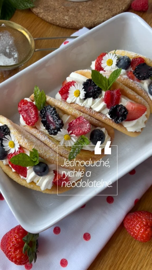 PIŠKOTOVÉ OMELETKY S OVOCEM 🍓🫐🍇 
Dezert, který vás nadchne a oslníte s ním nejednu návštěvu. Jsou rychlé a jednoduché na přípravu, chutnají božsky a ještě skvěle vypadají. Využijete do nich sezónní ovoce, ozdobit je můžete bylinkami nebo jedlými květy 🌸🍀

‼️ TIPY na přípravu, kde koupit Creme fraiche nebo čím ho nahradit, najdete na mém blogu vikendovepeceni.cz, kde si můžete RECEPT i vytisknout !!

RECEPT na 9-10 kousků:

1️⃣ Piškotové těsto: 
2 vejce „M“ + 1 žloutek
60 g cukru krupice
35 g hladké mouky
20 g kukuřičného škrobu
20 g rostlinného oleje
vanilková pasta, citronová kůra

Bílky vyšlehejte se třemi čtvrtinami cukru do pevného sněhu, žloutky vyšlehejte se zbývající čtvrtinou cukru do pěny. Přidejte citronovou kůru a vanilku. Obě hmoty stěrkou zlehka spojte a vmíchejte prosátou mouku a škrob. Nakonec vmíchejte olej. 
Těsto si přendejte do sáčku s hladkou špičkou 8-9 mm a na plech vyložený papírem na pečení nastříkejte omeletky o průměru 12 cm. Pečte v troubě vyhřáté na 220 stupňů (horní/dolní ohřev) asi 8 minut. Pozor, ať nejsou přepečené. 
Ihned po upečení stáhněte papír s omeletkami z horkého plechu a překlopte na lehce pomoučněný arch pečícího papíru. Zakryjte vlhkou utěrkou a nechte vychladnout. Následně pak papír opatrně sloupněte.

2️⃣ Smetanový krém:
200 g Creme fraiche 36%
200-250 g smetany ke šlehání 33%
1-2 lžíce cukru krupice
ovoce

Všechny suroviny kromě ovoce dejte do misky a společně vyšlehejte. Pomocí sáčku s řezanou špičkou omeletky naplňte, přidejte kousky ovoce a ozdobte. Uchovávejte v lednici, servírovat můžete krátce po přípravě, ale i další den.

#vikendovepeceni #blogvikendovepeceni #receptnablogu #pecemevtomspolu #letnirecepty #letnirychlovky #tipynapeceni #letnidezerty