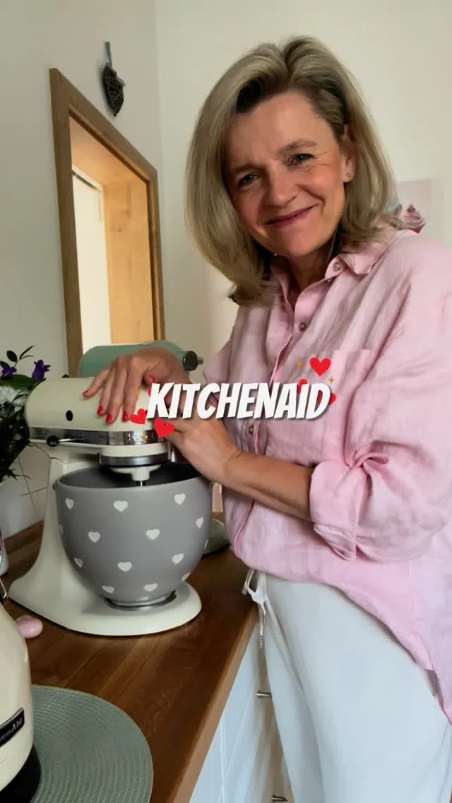 KitchenAid ♥️

Co pro mě znamená značka KitchenAid? 

Funkčnost, spolehlivost a stylový design. Ikonický kuchyňský robot v červené barvě, jehož vzhled i kvalita zůstává po celá desetiletí stejná. Překvapivě mým prvním spotřebičem nebyl robot, ale ruční šlehač a varná konvice. I já si musela na svůj vysněný robot počkat, protože všechno má svůj čas ♥️ Dnes je tato značka v mé domácnosti už více než deset let a usnadňuje mi práci nejen při pečení. Je to pro mě víc, než jen spotřebič ♥️

KitchenAid slaví letos už 30 let v České republice a já přeji firmě, @magnumhomecz, která je výhradním dovozcem této značky, hodně spokojených zákazníků ♥️

#ambasador #kitchenaid #vikendovepeceni #blogvikendovepeceni #tipynapeceni #spoluprace