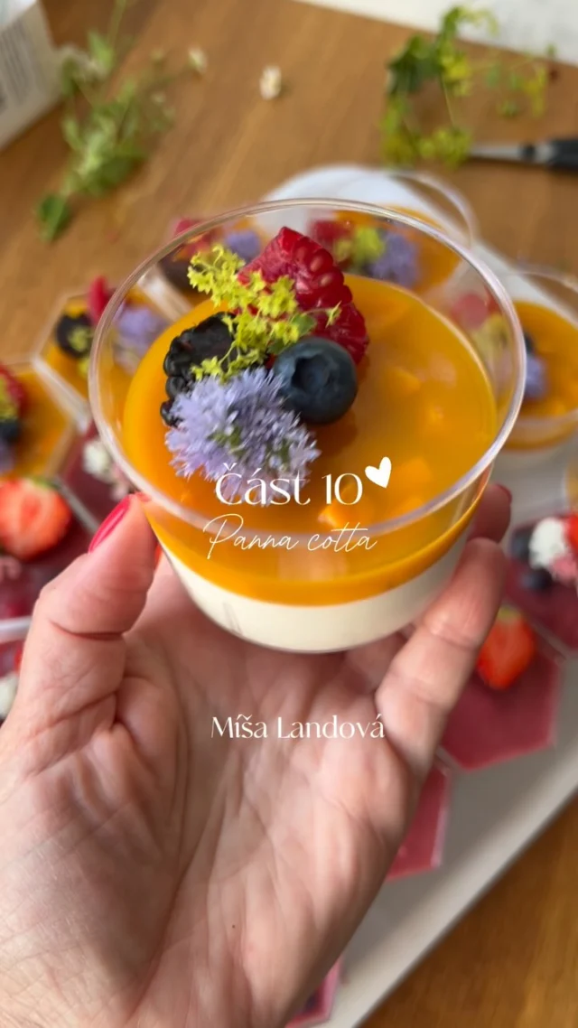 PANNA COTTA 🥭 aneb sladký bar část 10.

Hedvábně jemná panna cotta s vanilkou z Mauriciusu, která se rozplývá na jazyku. Doplněná ovocným přelivem, květy statice, kontryhelu a proměnky. Krémová, jemná a neodolatelná 🥭 

• Kelímky Exa 120 ml a Bucket 210 ml od @lkstorecz 
• Lokální květy od @vsudekvet 

Recept na panna cottu najdete v mnoha obměnách na mém blogu #vikendovepeceni, v kuchařce i tady na IG. Pro svěží chuť a lehkost nahrazuji část smetany jogurtem, zakysanou smetanou nebo podmáslím, ale skvělá je i originální verze čistě ze smetany. Nejradši ji doplňuji ovocným přelivem v kombinaci s čerstvým ovocem. Ozdobit můžete jedlými kvítky nebo bylinkami. Troufám si říct, že panna cottu musí zvládnout každý. Neznám jednodušší dezert 🙃

#blogvikendovepeceni #receptnablogu #pecemevtomspolu #tipynapeceni #pannacotta #sweetbar #sladkybar #weddingsweets