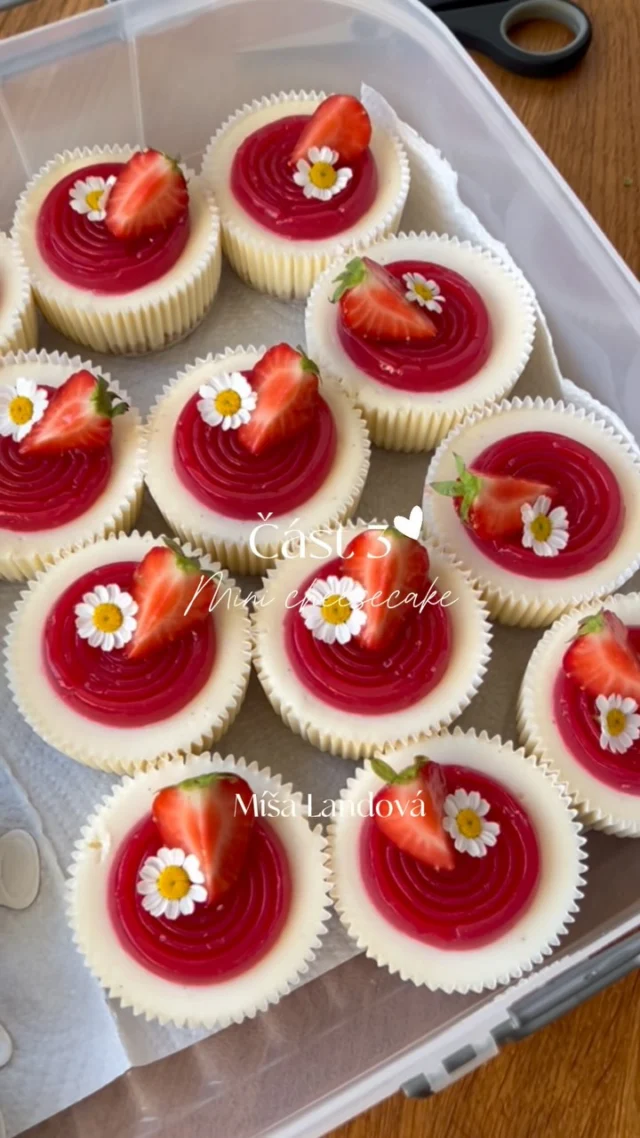 MINI CHEESECAKE 🍇 aneb sladký bar část 3.

Sušenková krusta, jemná sýrová náplň s vanilkou a citronovou kůrou, želé z červeného rybízu, zdobeno kouskem jahody a květy řimbaby 🌼

• Košíčky ⌀ 5 cm od firmy @wimexnachod 
• Silikonová forma TOURBILLON 9 od @silikomartprofessional 
• Lokální květy od @vsudekvet 

Recept na mini cheesecakes najdete v mnoha podobách na blogu #vikendovepeceni, první kuchařce, ale i tady na IG. 

#blogvikendovepeceni #receptnablogu #sladkybar #sweetbar #weddingbar #svatebnipeceni #minicheesecake #cheesecake