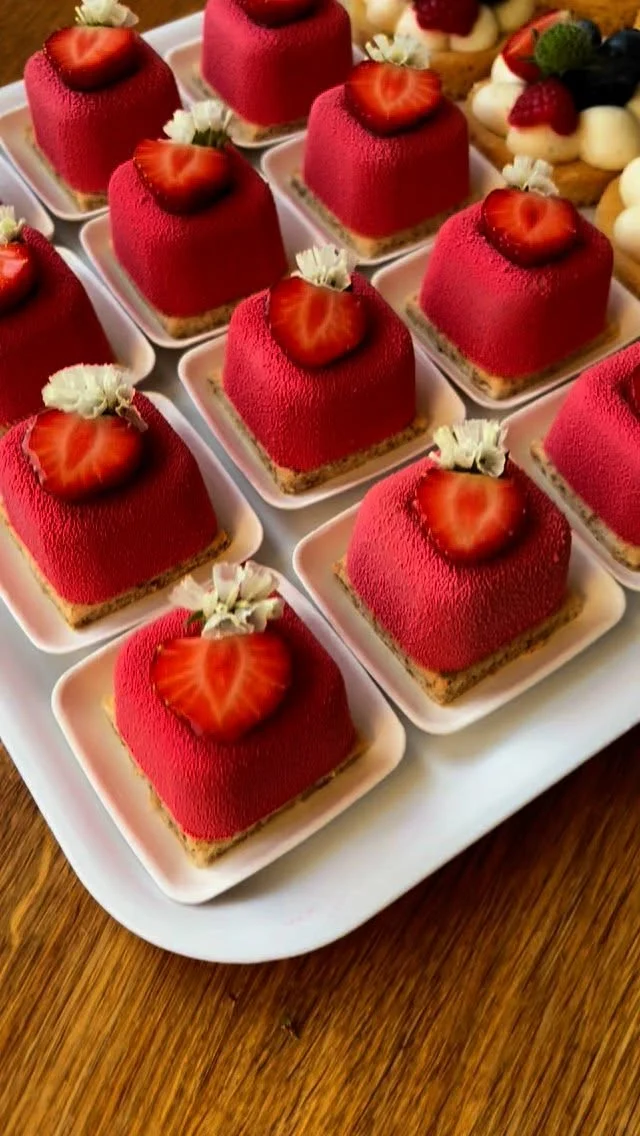 PISTÁCIOVÉ DORTÍKY 🍓 aneb sladký bar část 1.

Jemná pistáciová pěna, pikantní želé vklad z červeného ovoce, ořechový korpus, velvet nástřik, zdobeno jahodou a kvítkem statice 🍓

• Forma Silikomart savarin SF081 a polokoule SF006 (Monaco)
• Velvet sprej Silikomart Natural červený od @lkstorecz 
• Podtácky z cukrové třtiny 65x65 mm (Makro) 
• Lokální květy od @vsudekvet 

Dortík je kombinací několika mých receptů 😊 pistáciovou pěnu najdete v kuchařce Když peču (u pistáciového dortu), želé vklad je na blogu například u receptu Jahodové cupcakes, a je použit jako vklad, tak i jako výplň otvoru nahoře. Ořechový korpus nebo bezé plát dle blogu. Jahody jsou na řezu potřené meruňkovou glazurou (zahřátá 🍑 marmeláda a pár kapek vody), aby zůstaly lesklé. 

#vikendovepeceni #blogvikendovepeceni #receptnablogu #kucharkavikendovepeceni #pecemevtomspolu #sladkybar #sweetbar #svatebnipeceni