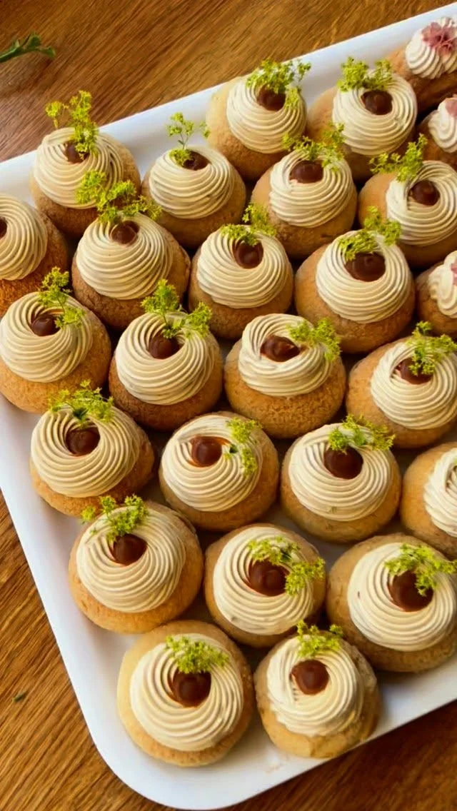 CHOUX AU CRAQUELIN ☘️ aneb sladký bar část 2.

Francouzský větrníček z odpalovaného těsta s křupavou vrstvou, plněný žloutkovým krémem s vanilkou, šlehaná karamelová ganache, slaný karamel, zdobeno květy kontryhelu ☘️ 

• Zdobící špička BF313 z @lkstorecz 
• Lokální květy od @vsudekvet 

Recept na větrníčky, žloutkový krém i slaný karamel najdete v kuchařce Když peču. Recept na šlehanou ganache je na blogu.

#vikendovepeceni #blogvikendovepeceni #pecemevtomspolu #sweetbar #svatebnipeceni #sladkybar #jakjsempeklanasvatbu #kdyzpecu