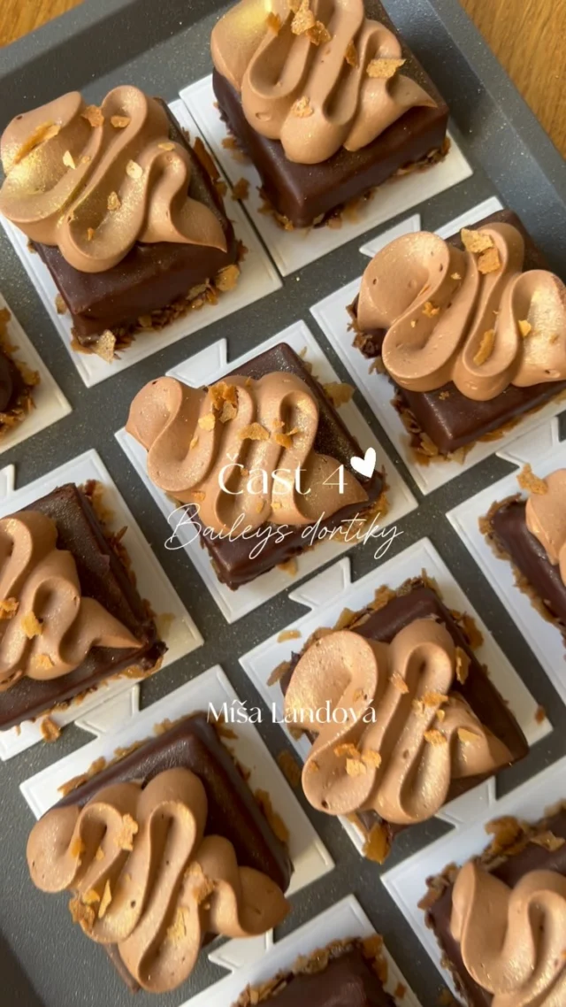 ČOKOLÁDOVÉ BAILEYS DORTÍKY ✨ aneb sladký bar část 4.

Kakaový korpus prokapaný likérem Baileys, křupavá vrstva, čokoládová pěna s Baileys, čoko poleva, šlehaná čokoládová ganache, zdobeno křupavými vafličkami Feuilletine a zlatými třpytkami ✨

• Zdobící špička BX9990
• Bílé mini podložky 7x7 cm
• Zlaté třpytky v rozprašovači
• Křupavé vafličky Feuilletine
‼️ VŠE pořízeno na @lkstorecz 

Dortíky jsou opět kombinací několika mých receptů z blogu #vikendovepeceni. Kakaový piškot a čokoládovou pěnu najdete u receptu Čokoládový dort s malinami, křupavou vrstvu u receptu na Oříškové řezy a šlehanou ganache v samostatném příspěvku. Čoko poleva je třeba u likérových špiček. Dortíky jsou sestavené v ráfku jako jeden kus, následně pak rozkrájené na jednotlivé porce, máčené v polevě a zdobené ✨

‼️ Nezapomeňte mrknout i na předchozí části sladkého baru.

#blogvikendovepeceni #receptnablogu #tipynapeceni #svatebnipeceni #sladkybar #sweetbar #wedding
