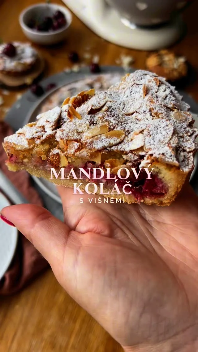 MANDLOVÝ KOLÁČ S VIŠNĚMI 🍒 jemná chuť a krémová konzistence mandlové náplně se skvěle doplňuje s lehce nakyslým višněmi 🍒

R E C E P T 🍒🍒🍒

1️⃣ Křehké těsto: 220 hladké mouky, 30 g moučkového cukru, špetka soli, 110 g másla, 1 žloutek, 1 vejce, 🍋 kůra

Lehce povolené máslo, cukr, vejce a citronovou kůru společně promíchejte, až se vše hezky spojí. V robotu použijte plochou metlu, nikoliv šlehací. Pak přisypte prosátou mouku se solí a při nízkých otáčkách míchejte, až se vytvoří kompaktní těsto. Těsto rozválejte mezi fóliemi na velikost formy 24 cm (berte v úvahu i okraje) a dejte ztuhnout asi na hodinku do lednice. Vychlazené těsto přeneste do formy, dobře vmáčkněte a upravte, případně seřízněte okraje. Dejte na 30 minut do mrazáku, mezitím si připravte mandlovou náplň.

2️⃣ Mandlová náplň: 120 g másla, 120 g cukru krupice, 120 g mandlové mouky, 15 g kukuřičného škrobu, 100 g vajec, tonka fazole (nemusí být)

Změklé máslo a cukr společně utřete, pak vmíchejte škrob a mandlovou mouku. Pro intenzivnější mandlovou chuť můžete přistrouhat trochu tonka fazole. Nakonec přidejte po částech rozšlehaná vejce a promíchejte do hladkého krému.

3️⃣ Dokončení: višňová marmeláda, čerstvé vypeckované višně, mandlové lupínky

Formu s připraveným těstem vyndejte z mrazáku a po celé ploše koláče rozetřete marmeládu. Na ni rovnoměrně navršte mandlový krém a poklaďte višněmi, které vmáčkněte do krému. Celý koláč hustě posypte mandlovými lupínky. Pečte v troubě vyhřáté na 180 stupňů (horkovzduch) asi 30-40 minut. Ke konci pečení můžete přidat ještě dolní ohřev, abyste měli jistotu, že bude spodek koláče dostatečně propečený. Po vychladnutí můžete lehce pocukrovat. Jako většina křehkých koláčů je i tento lepší až po rozležení.

Celý recept najdeš i na blogu #vikendovepeceni, kde si ho můžeš vytisknout 🖨️

TIP - Na křehké těsto i mandlový krém je ideální plochá metla se stěrkou. Díky ní připravíte obě těsta rychle a téměř bez práce 😊 metla i robot #kitchenaid ♥️ jak jinak než od @magnumhomecz 😊

#blogvikendovepeceni #receptnablogu #pecemevtomspolu #spoluprace #mandlovykolac #visnovykolac #frangipane