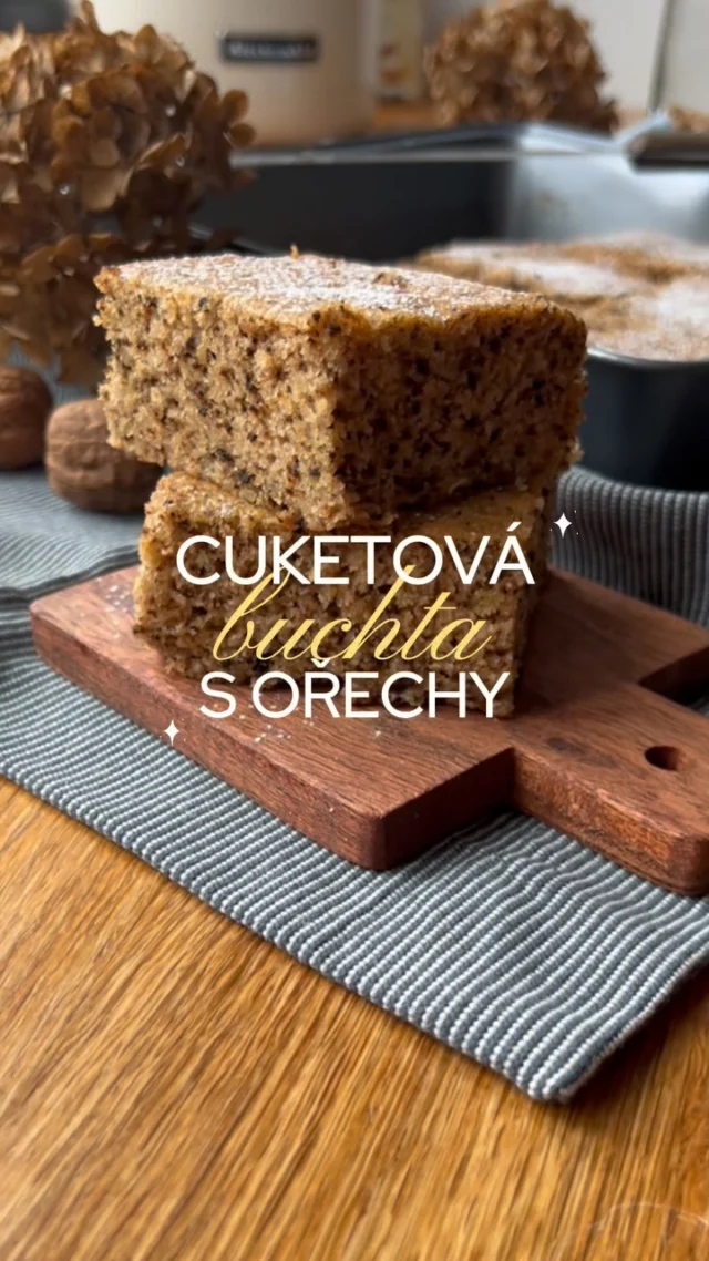 Nejlepší CUKETOVÁ buchta s ořechy a skořici 🥒

Nejsem pěstitelem ani příliš velkým nadšencem cuket, ale kvůli téhle buchtě jsem ochotna si ji i koupit 😂 recept je na mém blogu #vikendovepeceni už nějaký pátek, ale dobré věci je potřeba občas připomenout. A pokud jste ho ještě nezkusili, jděte do něj 🙃

R E C E P T 🥒

200 g oloupané a nahrubo nastrouhané cukety
140-150 g cukru krupice (bílý nebo třtinový)
2 vejce „M“, odděleně
50 g rostlinného oleje
140 g polohrubé mouky
60 g mletých vlašských ořechů
1 lžička jedlé sody
asi 1/2 lžičky skořice

K nastrouhané cuketě (i s tekutinou) přidejte cukr, žloutky a olej, dobře promíchejte. Přidejte prosátou mouku smíchanou s jedlou sodou a skořicí, následně mleté ořechy. Nakonec opatně vmíchejte sníh z bílků.

Těsto nalijte do čtvercové formy o rozměru 24 x 24 cm, kterou jste předem vymazali a vysypali, případně použijte odlučovací olej. Pečte v troubě vyhřáté na 170 stupňů asi 25 minut. Špejlí si ověřte, zda je buchta propečená. Nechte vychladnout a můžete se do ní pustit.

A pokud patříte mezi fajnšmekry, můžete si ji vylepšit krémem a čokoládou polevou 😋

Smetanový krém:
250 g čerstvého sýra nebo creme fraiche
50 g smetany ke šlehání 33%
50 g cukru krupice

Všechny suroviny společně prošlehejte do hladkého krému. Krém rozetřete na vychladlý korpus a dejte do lednice vychladit.

Čokoládová poleva:
80 g hořké čokolády 55% 
80 g smetany ke šlehání 33%

Čokoládu zalijte smetanou a společně zahřejte v mikrovlnné troubě. Vymíchejte do rozpuštění a nechte zchladnout. Následně nalijte na vychlazený krém a rozetřete po celé ploše. Dejte vychladit.

#blogvikendovepeceni #receptnablogu #pecemevtomspolu #cuketovabuchta #pecemescuketou #nechcescuketu