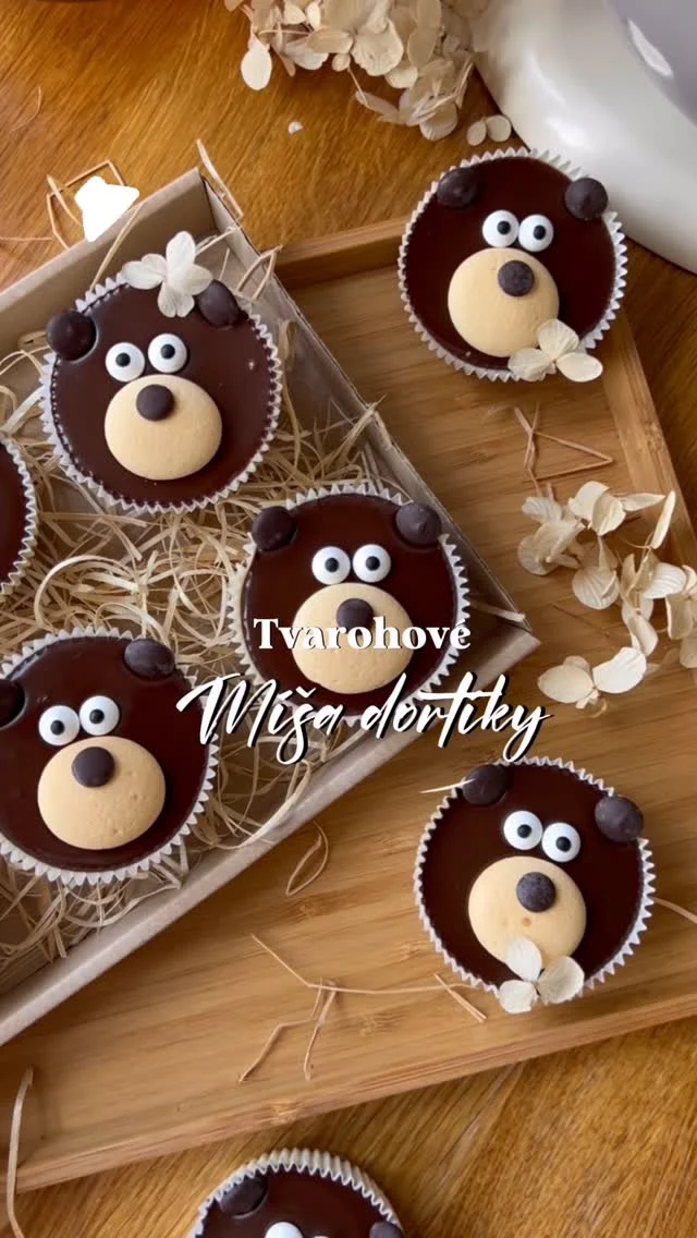 TVAROHOVÉ MÍŠA DORTÍKY 🐻🐻‍❄️

Oblíbená klasika tentokrát v podobě malých dortíků, které se budou hodit ke svačince nejen pro malé děti 🧒👶

⏩️ RECEPT na 12 ks

1️⃣ Nepečený základ: 100 g piškotů, 1 lžíce přírodního kakaa, 60 g rozpuštěného másla

Piškoty a kakao rozmixujte a smíchejte s rozpuštěným máslem. Formu na muffiny vyložte papírovými košíčky (průměr dna 5 cm, výška 3 cm) a piškotovou směs do nich rovnoměrně rozdělte. Pomocí menší skleničky nebo lžíce směs urovnejte a zamáčkněte do dna košíčků. Než si připravíte náplň, dejte do lednice.

2️⃣ Tvarohová náplň: 250 g tučného tvarohu (kostka nebo hustší vanička), 200 g čerstvého sýra (cream cheese), 100-120 g cukru krupice, 2 vejce „M“, 100 g zakysané smetany 16%, mletá vanilka nebo vanilková pasta

Tvaroh, sýr a cukr dobře promíchejte, v robotu použijte plochou metlu, pak přidejte po jednom vejce. Nakonec vmíchejte zakysanou smetanu a vanilku. Náplň rozdělte rovnoměrně do všech 12 košíčků, formou lehce poklepejte. Pečte v troubě vyhřáté na 150 stupňů (horní a dolní ohřev) asi 20 minut. Středy dortíků nemusí být úplně pevné.
Nechte ve formě zcela vychladnout (klidně i přes noc v lednici), pak opatrně vyjměte z formy.

3️⃣ Čokoládová poleva: 100 g hořké čokolády 55%, 100 g smetany ke šlehání 33%

Čokoládu zalijte horkou smetanou, nechte minutku odstát, pak vymíchejte do rozpuštění. Polevu nechte lehce zchladnout a zhoustnout, pak ji pomocí lžíce naneste na vychlazené dortíky. Ještě než poleva zatuhne, ozdobte dortíky do podoby medvídků. Použila jsem menší piškoty, čokoládové pecičky a cukrová očička, která pořídíte na cukrářských eshopech.

RECEPT včetně několika tipů na přípravu najdete i na blogu #vikendovepeceni 🐻 kde si ho můžete vytisknout 🖨️

S přípravou mi jako obvykle pomáhaly pomocníci KitchenAid od @magnumhomecz, malý food procesor 5KFC0516 a robot Artisan 5KSM175PS s keramickou mísou ♥️

#blogvikendovepeceni #receptnablogu #pecemevtomspolu #spoluprace #tipynapeceni #kitchenaid #misarezyjinak