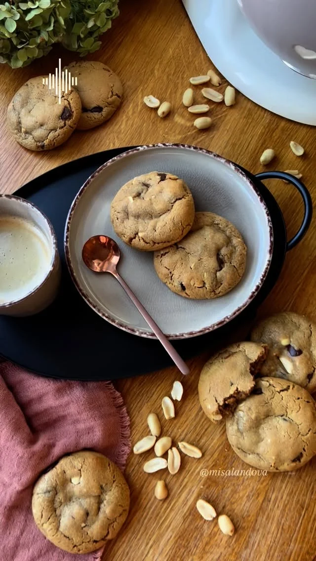 Arašídové COOKIES 🍪 s křupavými okraji a měkkým lehce žvýkavým střed, tak přesně takové miluju 🍪 Jejich kouzlo spočívá ve správném poměru hnědého a bílého cukru a optimální době pečení. Já mám nejradši arašídové 🥜 ale můžete si je libovolně obměnit podle chuti nebo vašich aktuálních zásob. 

Tipy nejen na obměnu, ale také který hnědý cukr je na cookies nejlepší se dočtete u receptu na mém blogu #vikendovepeceni 🗒️

RECEPT na 12 🍪
70 g másla
50 g arašídového másla 100%
90 g třtinového cukru s melasou (muscovado)
60 g cukru krupice
1 vejce
170 g hladké mouky
2 g jedlé sody (necelá 1/2 lžičky)
2 g soli
1 lžička kukuřičného škrobu
50 g sekaných arašídů (solené, pražené)
50 g čokoládových peciček

Lehce změklé máslo, arašídové máslo a oba cukry společně utřete do pěny. V robotu to jde nejlépe plochou (míchací) metlou, používám tu se stěrkou. Přidejte vejce a sůl, dobře zapracujte. Vmíchejte mouku smíchanou s jedlou sodou a škrobem. Nakonec přidejte arašídy a čokoládu. Těsto dejte krátce zachladit, aby se dalo tvarovat, mezitím si předehřejte troubu na 170 stupňů (horkovzduch). Z těsta odvažujte kousky o hmotnosti 50 g, vytvarujte do kuličky a rozložte na plech vyložený papírem nebo podložkou na pečení (použila jsem perforovaný AirMat). Pečte ve vyhřáté troubě 10 minut, pak nechte zcela vychladnout na plechu. Ihned po upečení jsou měkké a při manipulaci by se mohly poškodit. Skladujte v uzavřené dóze.

K přípravě cookies jsem jako obvykle použila robot #kitchenaid s keramickou 🩶 mísou od @magnumhomecz 🩶

#blogvikendovepeceni #receptnablogu #pecemevtomspolu #spoluprace #cookies #bestcookies #tipynapeceni