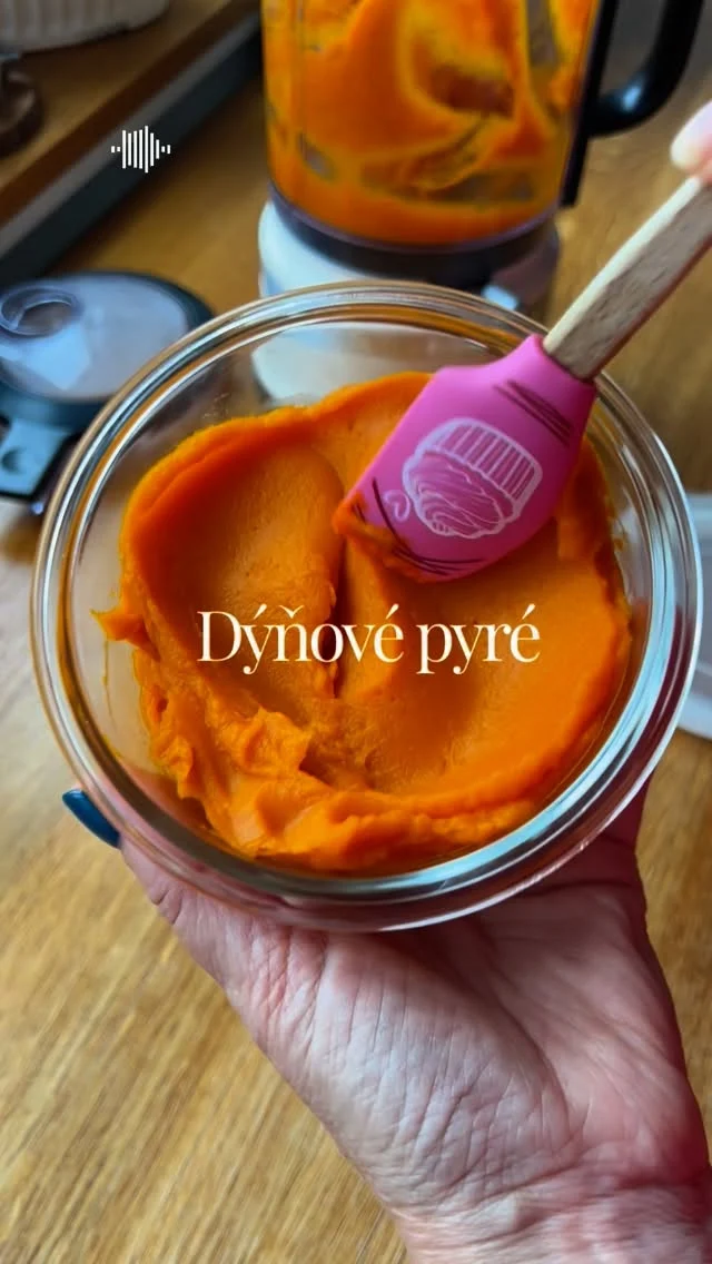 DÝŇOVÉ PYRÉ 🎃

Nejradši připravuji pyré z dýně Hokaido v troubě, je pak hezky husté. Stačí dýni omýt, rozkrojit na polovinu, vydlabat semínka a půlky dýni položit řeznou stranou na plech vyložený papírem na pečení. Peču při teplotě 180 stupňů (horní/dolní) do měkka asi 30 min., test provádím vidličkou. Ještě teplou dýni pak rozmixuji bez slupky na jemné pyré (ve videu food procesor KitchenAid 5KFC0516). Po vychladnutí použiji do receptu nebo uchovám krátkodobě v lednici, na delší dobu možno zamrazit.

Na mém blogu #vikendovepeceni najdete spoustu sladkých i slaných receptů z dýně. Na videu jsou vidět Větrníčky s dýňovým karamelem, Perníčkové makronky s dýní a Dýňové řezy 🎃

#blogvikendovepeceni #receptnablogu #pecemevtomspolu #dynovepyre #dynoverecepty
