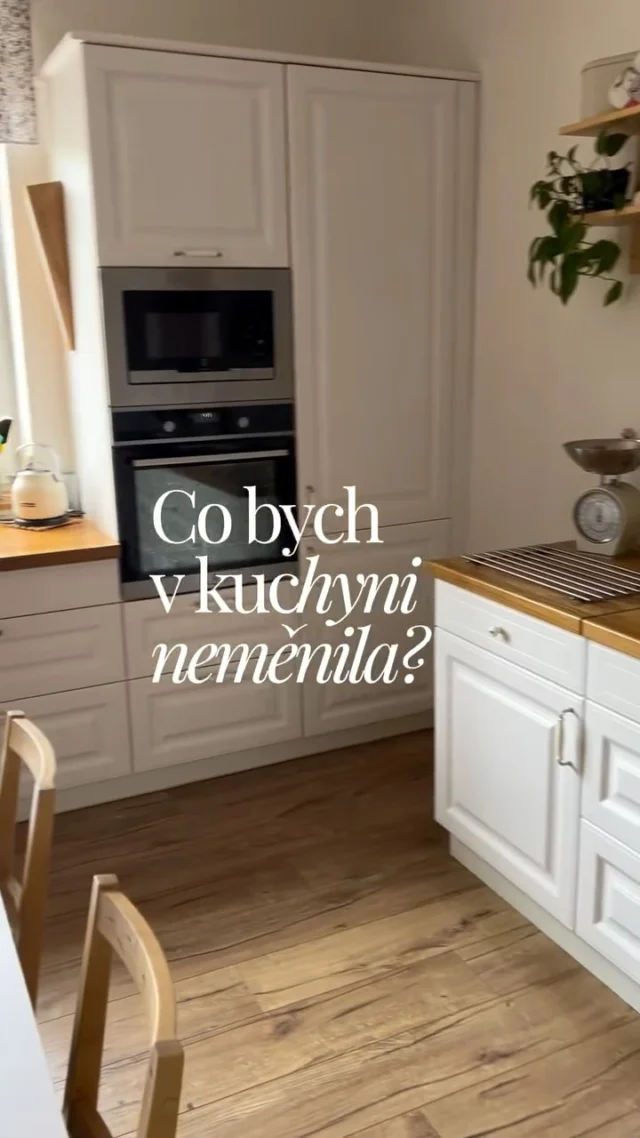 CO bych ve své KUCHYNI NEMĚNILA 👩🏼‍🍳

Kuchyň mám od roku 2016 a byla vyrobena na zakázku od RICHARD interiéry s.r.o. Kromě zásuvek je tu pár dalších věcí, které bych neměnila 😊 Ať už je to masivní dubová deska, bílá barva pohledových ploch nebo různé výšky pracovní plochy. Nicméně existuje i pár drobností, které bych udělala jinak 🤷🏼‍♀️ O tom všem zase někdy příště 😉

#vikendovepeceni #blogvikendovepeceni #pecemevtomspolu #tipynapeceni #tipydokuchyne #planujemekuchyni
