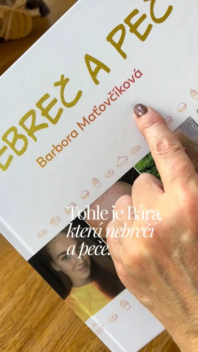 Věřím, že většina z vás Báru @barbora.matovcikova a její příběh zná ♥️ za pomoci rodiny ho sepsala a vydala v knižní podobě s příznačným názvem NEBREČ a PEČ. Je to příběh o obrovské síle a odvaze, o tom to nevzdat, i když už nemáte žádnou naději. 

Věřte mi, není to lehké čtení. A není to o tom, abychom Báru litovali, i když slzy určitě ronit budete ♥️ tahle knížka je ohromnou motivací pro nás ostatní, o tom, že láska a myšlenka je silnější než smrt. A že se někdy trápíme kvůli úplným zbytečnostem. Díky Báro za ni ♥️

Jsem moc ráda, že jsem tě mohla poznat. Ať při tobě i nadále stojí všichni andělé ♥️

Knížku NEBREČ a PEČ si můžete objednat přímo u Báry prostřednictvím e-majlu: nebrecapec@centrum.cz za cenu 1.017 Kč + poštovné ♥️

#nebrecapec #knihanebrecapec #prodovrouvec