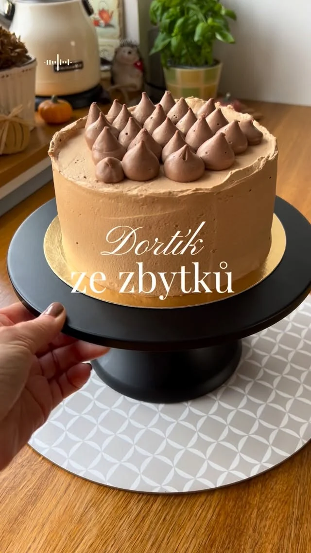 Dortík ze ZBYTKŮ 🍰

Nerada cokoliv vyhazuji a tak větší odkrojky korpusu a zbytky náplní ukládám do mrazáku 😊 jednou za čas vše vytáhnu, připravím si naši oblíbenou šlehanou ganache a sestavím malý dortík. Pokud nejsou korpusy dostatečně velké nebo mají různé tvary, vrstvím vše do krabičky 😊 

Zamrazit můžete šlehanou i klasickou ganache, čokoládovou pěnu (mousse), cremeux i namelaku. Náplně je potřeba uložit rovnou v podobě vkladu (do silikonové formy nebo misky vyložené fólií) ‼️ Zamrazit můžete i ovocné vklady, želé nebo křupavou vrstvu. Pozor, ne všechny krémy a náplně je možné takto zamrazit ‼️

Jak je patrné z videa, vklady pak dávám do dortu zmrzlé. Přidat můžete i ovoce, čerstvé či mrazené a prokapat korpusy oblíbeným likérem, kávou nebo ovocnou šťávou. 

Na dortík ve videu jsem použila ořechový korpus prokapaný rumem, šlehanou karamelovou ganache, jeden vklad z čokoládové namelaky a jeden ovocný z manga a banánu 🍌🥭 dort vždy obmazavam dvakrát s několika hodinovým odstupem. Horní dekorace je také z namekaly, kterou jsem si špičkou nastříkala na fólii a dala zamrazit 😊 na závěr už jen pár zlatých třpytek ✨

Všechny recepty (kromě ovocného vkladu) najdete na mém blogu #vikendovepeceni 😊

⏩️ Namelaka je velmi jemný a sametový krém, který se podobá ganache, ale má lehčí a krémovější texturu. Připravuje se z čokolády, mléka, smetany a želatiny, je snadný na přípravu a používá se jako náplň do dortů, skleniček i tartaletek. 

A co vy, jakým způsobem zpracováváte zbytky z pečení? Podělte se v komentáři 😊

#blogvikendovepeceni #receptnablogu #pecemevtomspolu #dortzezbytku #neplytvam #tipynapeceni #slehanaganache #namelaka