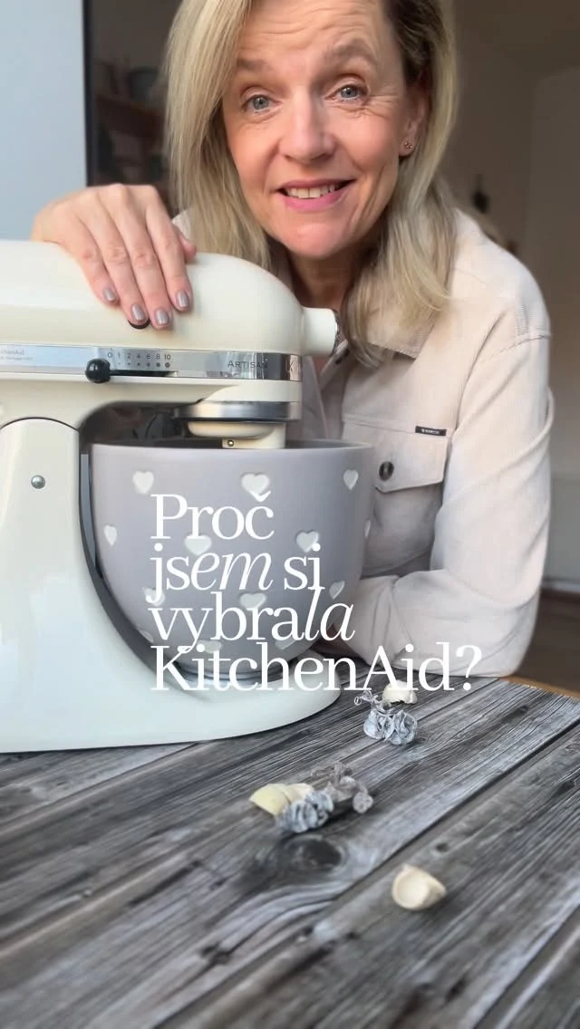 PROČ JSEM SI VYBRALA KITCHENAID? 🩶

Musím říct, že bylo hodně těžké nacpat ty zásadní výhody KitchenAidu do videa o délce 44 sekund. Pokud vás zajímá více, čtěte níže 😎 Pokud uvažujete o jeho pořízení, tak až dočtete, běžte na @magnumhomecz, kde ho pořídíte s 20% SLEVOU ‼️ ale jen do neděle 16.11.2025 ‼️

A proč mám tedy ten KitchenAid? Kdysi mi učaroval svým vzhledem a skvělými recenzemi. Po letech používání oceňuji jeho kvalitu, funkčnost a samozřejmě i vzhled. Řečeno jednou větou, PRO MOJE POTŘEBY JE PROSTĚ NEJLEPŠÍ 🩶

1. CELOKOVOVÁ KONSTRUKCE - má kovový vnitřek i tělo, čímž je přirozeně těžší a stabilnější. Ani při větší námaze a vysoké rychlosti se netřese, ani neposkakuje po lince. Má velmi tichý chod.
2. PŘÍMÝ POHON - i při nízkém příkonu 300W je robot velmi výkonný. Přenos síly z motoru zajišťují ozubená kola, která zároveň brání přehřátí nebo poškození = delší životnost motoru. Disponuje deseti rychlostmi.
3. UNIKÁTNÍ PLANETÁRNÍ SYSTÉM - metla rotuje od středu až po okraj celé mísy a zabírá prostě všude. Metly se dají výškově nastavit, aby dosáhly až na dno mísy. Díky tomu zvládne robot i malé množství. 
4. PŘÍSLUŠENSTVÍ - je volitelné, žádná “výhodná sada”, která navýší cenu a doma pak bude ležet nevyužitá. Tady si pořídíte jen to, co opravdu potřebujete. Vše se uchycuje jednoduše do jednoho otvoru. Samozřejmostí je možnost dokoupit si mísy různých velikostí i designů a náhradní metly. 
5. ZÁRUKA A SERVIS - @magnumhomecz dává standardně na roboty záruku 5️⃣ let a zajišťuje kompletní servis. Je to přímý dovozce a distributor pro ČR. 
6. VZHLED A BARVA - už více jak sto let je tento stroj vzhledově i konstrukčně stejný. Výrobce nemá potřebu cokoliv měnit, protože to funguje. Jediné, co neustále přibývá, je nabídka barev 😂

Na mém blogu #vikendovepeceni najdete rozsáhlý článek o tom JAK SI VYBRAT ROBOTA, kde jsou vypsaná všechna kritéria, která vzít v úvahu při nákupu robota obecně. 

V hlavní roli dnes KitchenAid Artisan 5KSM175PSEAC s nerezovou, skleněnou a keramickou mísou 🩶

#blogvikendovepeceni #pecemevtomspolu #spoluprace #kitcheinaid #nejlepsirobot #mujkitchenaid 🩶
