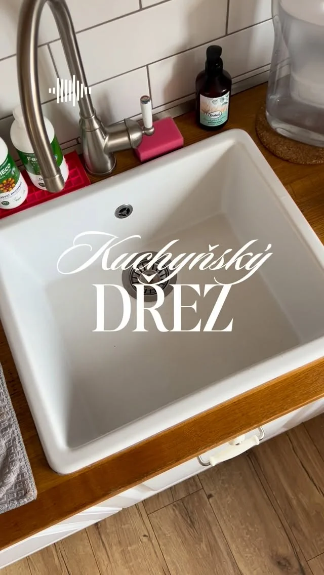 Kuchyňský D Ř E Z 👩🏼‍🍳

Pokud plánujete novou kuchyň, nepodceňujte výběr a umístění dřezu. Ten by měl být v blízkosti myčky a ideálně ve vyšší skříňce než je běžná pracovní plocha. Nemusíte se tak krčit a hrbit při mytí nádobí 😊

Velikost dřezu závisí samozřejmě na možnostech vaší kuchyně, ale pokud budete mýt vše ručně bez myčky nebo častěji velké kusy nádobí, určitě sáhněte po větším a hlubším dřezu. 

Materiálů i barev je dnes velké množství. Mě osobně velmi vyhovuje keramický dřez, který je vysoce odolný proti skvrnám a díky hladkému povrchu se dobře čistí. Dříve jsem mívala nerezový a vodní kámen na něm dělal své 😊 keramiky se nebojte, jen nesmíte nádobí (zvláště sklo a porcelán) do dřezu házet, jen pokládat 😂 ten můj jsem před lety pořídila v IKEA, mají více tipů i velikostí. 

A jak myjete nádobí vy? 😉

#vikendovepeceni #blogvikendovepeceni #pecemevtomspolu #tipynapeceni #tipydokuchyne #kuchynskydrez #kuchynesnu