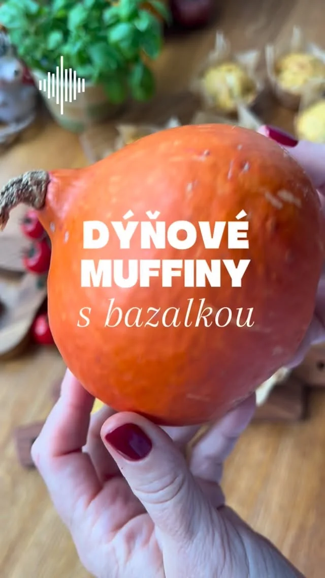 SLANÉ DÝŇOVÉ MUFFINY s bazalkou 🌱
Pokud už máte plné zuby sladkých receptů z dýně, zkuste tyhle slané muffiny s bazalkou a fetou 🎃
RECEPT na 12 kousků:
————————————
250 g hladké mouky
1/2 lžičky soli
1/2 lžičky mletého pepře
2 lžičky prášku do pečiva
špetka mletého zázvoru
dvě hrsti nasekané čerstvé bazalky 
2 vejce
200 g bílého jogurtu
50 ml mléka
70 ml olivového oleje
1 hrnek (250 ml) na kostičky nakrájené a opečené dýně
80 g sýru feta (nebo sýr balkánského typu)
Do větší mísy prosejte mouku s kořením a práškem do pečiva. Přidejte nasekanou bazalku a promíchejte. 
V menší misce prošlehejte vejce, jogurt, mléko a olej a vlijte k mouce. Lehce stěrkou promíchejte, přisypte dýni a sýr feta a krátce zapracujte. Žádné dlouhé míchání ani šlehání 🎃
Těsto rozdělte do formy na muffiny vyložené papírovými košíčky. Já si je udělala z pečicího papíru.
Pečte v troubě vyhřáté na 190 stupňů (horní/dolní) asi 25 minut. Nechte krátce vychladnout a podávejte. Nejlepší jsou v den upečení 🎃🌱
#vikendovepeceni #blogvikendovepeceni #receptnablogu #pecemevtomspolu #tipynapeceni #dynovemuffiny #dynoverecepty #dynenaslano