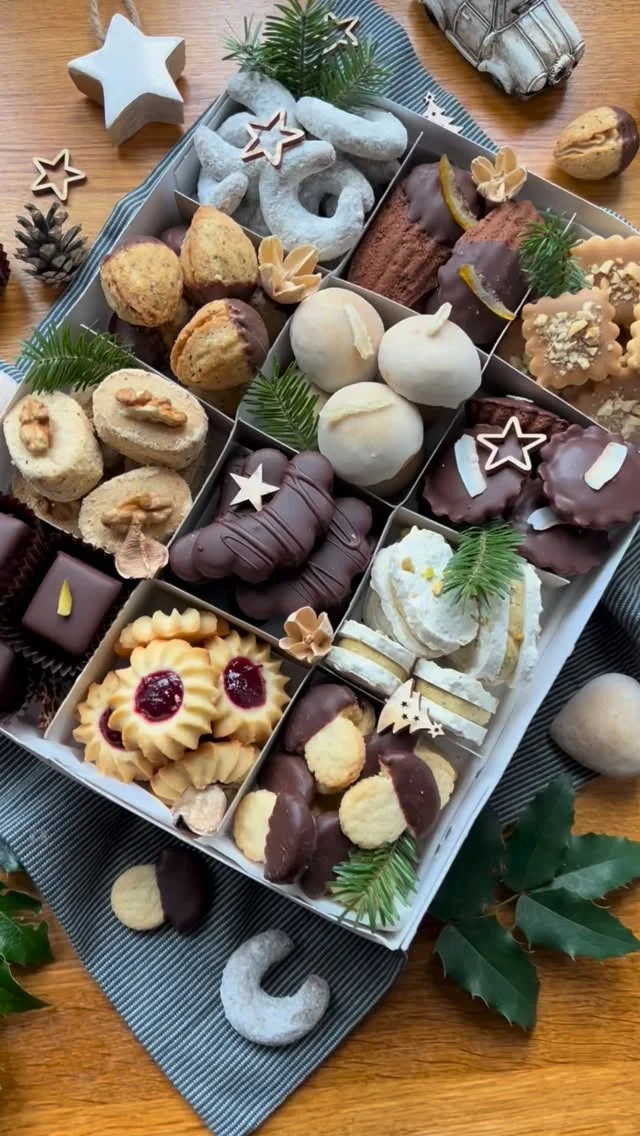 Jste připraveni na letošní dávku nových VÁNOČNÍCH RECEPTŮ? 🌲 Dejte mi ♥️ nebo napište do komentáře 😉

#vikendovepeceni #blogvikendovepeceni #pecemevtomspolu #vanocnirecepty #vanocnicukrovi #vanocniebook #uzbrzy