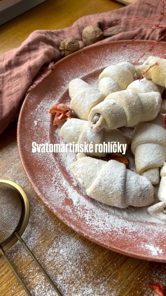 Blíží se svátek Martina, tak připomínám recept na luxusní #kynutenekynute rohlíčky. Nejsou asi úplně svatomartinské, ale určitě s nimi nešlápnete vedle 😊

OŘECHOVÉ ROHLÍČKY (24 ks)
🍁Kynuté těsto: 250g hladké mouky, 125g másla, 75ml mléka, 30g čerstvého droždí, 1 lžička cukru krupice, 1 žloutek nebo 1/2 vajíčka, sůl

Do vlažného mléka dejte cukr, rozdrobte droždí a nechte vzejít kvásek. Mouku se solí prosejte do mísy, přidejte na kousky nakrájené máslo, žloutek a kvásek. Pomocí ploché (pádlové) metly vypracujte kompaktní těsto. Dopracujte na lehce pomoučněné ploše a rozdělte na dvě stejné části. Ty vytvarujte do malého bochánku a zabalené do fólie dejte asi na 30 minut do lednice.

🍂 Ořechová náplň: 200g mletých vlašských ořechů, 200ml mléka, asi 4 lžíce třtinového cukru, 30-40g piškotových drobečků, skořice, rum

Mléko svařte s cukrem, přidejte mleté ořechy a za stálého míchání pár minut povařte. Odstavte, nechte vychladnout, pak vmíchejte mleté piškoty, skořici a podle chuti rum.

🥐 Dokončení: Oba bochánky těsta postupně rozválejte na lehce pomoučněné ploše do kruhu o průměru ca. 35 cm a rozkrájejte na 12 stejných dílů. Na každý trojúhelník dejte lžíci náplně, trochu ji rozetřete a stočte od kraje do středu do rohlíčku. Rohlíčky poskládejte na plech vyložený pečicím papírem a pečte v troubě vyhřáté na 180 stupňů (horní/dolní ohřev) asi 15 minut, až jim začnou lehce zlátnout kraje. Nechte zchladnout, pak obalte v moučkovém cukru.

TIP - rohlíčky jsou skvělé i další dny po upečení, naplnit můžete i mákem nebo tvarohem 😊

Celý recept najdete na mém blogu www.vikendovepeceni.cz, kde si ho můžete i vytisknout 🖨️ a video postup ve starším příspěvku tady na IG 🍂

#vikendovepeceni #receptnablogu #blogvikendovepeceni #orechoverohlicky #svatomartinskerohlicky #kynutebezkynuti