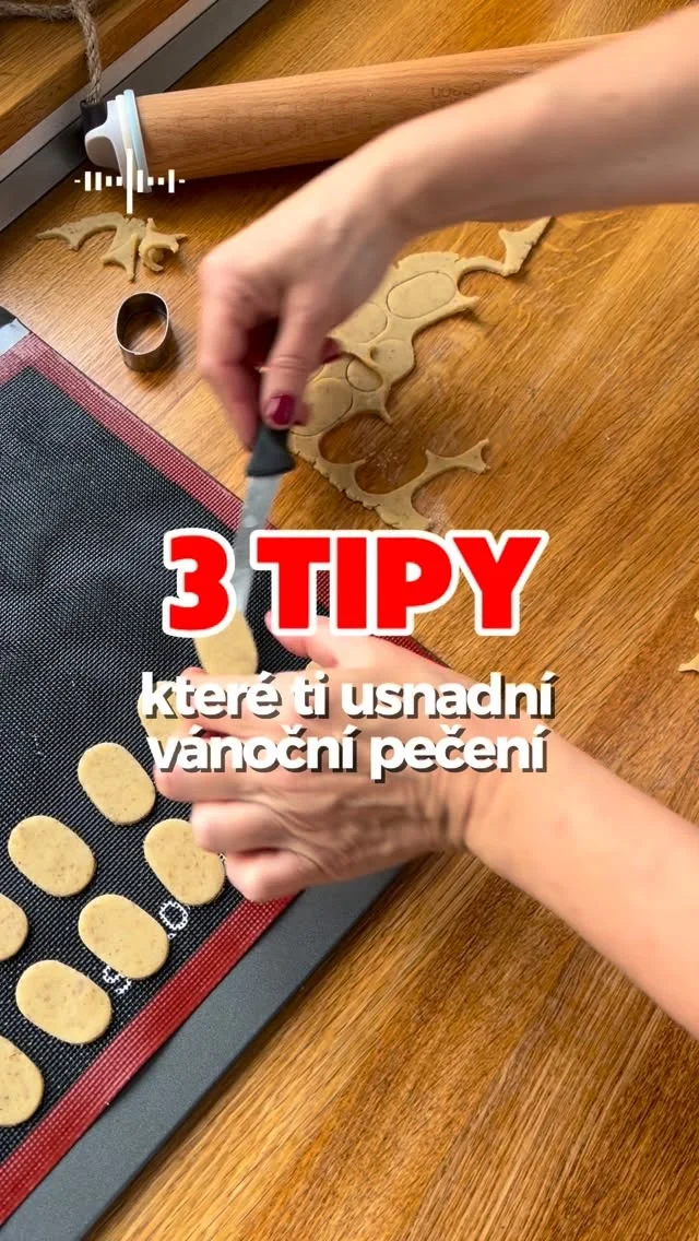 3️⃣ TIPY, které ti usnadní vánoční pečení 🎄

▶️ NASTAVITELNÝ VÁLEČEK - jednoduše si zvolíte sílu těsta, nastavíte na válečku a všechny kousky máte pak stejně silné a propečené. Já válím na 4 mm. Můj dřevěný je od značky Joseph Joseph (koupíte např. na Alza, Kulina), ale v nabídce má nastavitelný třeba i Tescoma.

▶️ PERFOROVANÁ PODLOŽKA - díky malým otvorům vede dobře teplo, cukroví se tak rovnoměrně, lépe a rychleji propeče. Vhodné na vykrajované i tvarované kousky. Použijete opakovaně. Skvělá také na odpalované či křehké těsto. Koupíte na cukrářských e-shopech od různých výrobců (Silikomart, Diana Kasko, Tescoma, Decora).

▶️ VĚTŠÍ MNOŽSTVÍ PLECHŮ - vám usnadní přípravu cukroví i následné pečení. Cukroví si můžete připravit na plechy předem a pak rychleji odpékat. Nemusíte čekat, než vám plech vychladne. Já používám dva plechy, které jsou součást trouby, a pak rovné plechy bez okrajů od Tescoma. 

Sledujte mě pro další tipy nejen na vánoční pečení 😉

Recepty na cukroví na www.vikendovepeceni.cz 😊

#vikendovepeceni #blogvikendovepeceni #pecemevtomspolu #receptnablogu #vanocnipeceni #tipynacukrovi #vanocnicukrovi