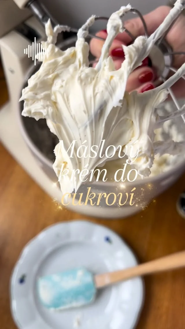 MÁSLOVÝ KRÉM do vánočního cukroví ✨

Jemný, nadýchaný, snadno se dá ochutit a výborně se s ním pracuje. Dobře drží tvar i při pokojové teplotě. Používám ho už roky do vánočního cukroví, skvělý je i na obmaz dortu. Znáte ho pod názvem sněhový, bílkový nebo také švýcarský 😊

▶️ RECEPT

60 g bílků
90 g cukru krupice
150-180 g másla

Bílky a cukr zahřejte společně ve vodní lázni na teplotu 71
stupňů (u pasterovaných bílků stačí na 50 st.), pak vyšlehejte do sněhu (už mimo lázeň). Přidejte po částech lehce povolené máslo pokrájené na menší kousky a zašlehejte. Nebojte se šlehat ke konci na vyšší rychlost a delší dobu, abyste dosáhli krémové a nadýchané konzistence.

Na závěr můžete krém libovolně ochutit, ať už alkoholem, vanilkou, kakaem, čokoládou nebo ořechovými pastami. Zkrátka téměř vším, na co si vzpomenete. Můžete si tak
připravit větší dávku, následně rozdělit a každou část ochutit
jinak. Jen pozor, to co přidáváte, nesmí být moc studené, aby se krém nesrazil 😊

Trvanlivost 10-14 dní při vhodném skladování v chladu.

#vikendovepeceni #blogvikendovepeceni #pecemevtomspolu #tipynapeceni #vanocnicukrovi #maslovykrem #svycarskymaslovykrem #kremdocukrovi