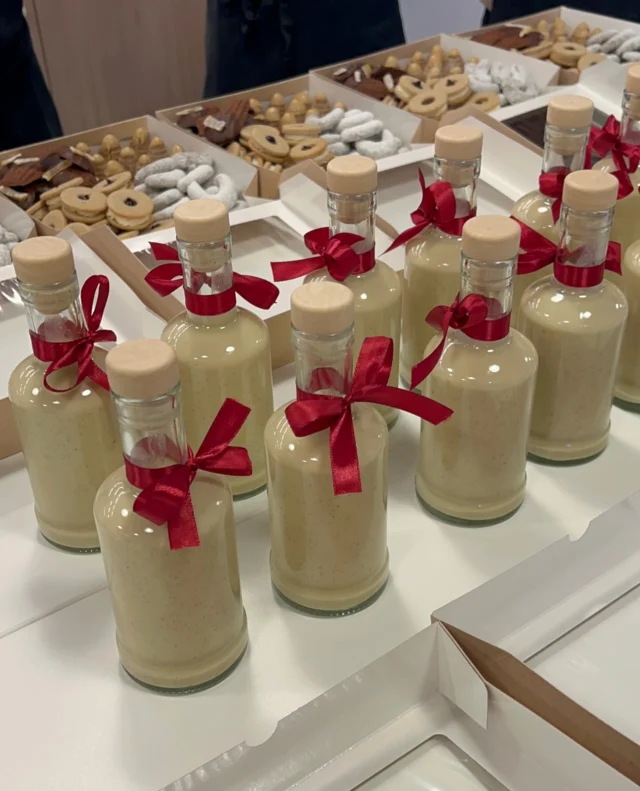 Na domácí pečení cukroví je ještě brzy, ale na kurzech už pečeme o sto šest 🌲 letos jsem vsadila na čtyři nejoblíbenější druhy jako jsou rohlíčky, linecké, pracny a vosí hnízda 🐝

A pro dokonalé Vánoce nesmí chybět vaječný likér se spoustou vanilky ⭐️ recept na něj najdete i na mém blogu #vikendovepeceni 😊 lahvičky na fotce mají objem 250 ml, jsou vhodné jako dárek a pořídila jsem je na Allegro 😎

#pecemecukrovi #pecemevtomspolu #vanocnicukrovi #blogvikendovepeceni #receptnablogu #kurzypeceni