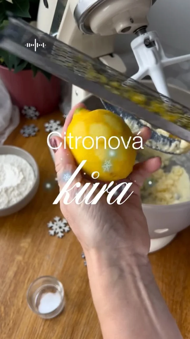 Citronová KŮRA 🍋 skvěle ovoní nejen vánoční cukroví. 

▶️ vybírejte citrony chemicky NEošetřené 
▶️ strouhejte pouze žloutou část, ta bílá je hořká 
▶️ můj tip je struhadlo Microplane, vhodné nejen na citrusy, ale i parmazán, zázvor, česnek nebo třeba muškátový oříšek 🌰

Do pečení se skvěle chodí i kůra z limety, grepu nebo 🍊

#vikendovepeceni #tipynapeceni #blogvikendovepeceni #pecemevtomspolu #vanocnicukrovi #microplane #vanocnipeceni #citronovakura