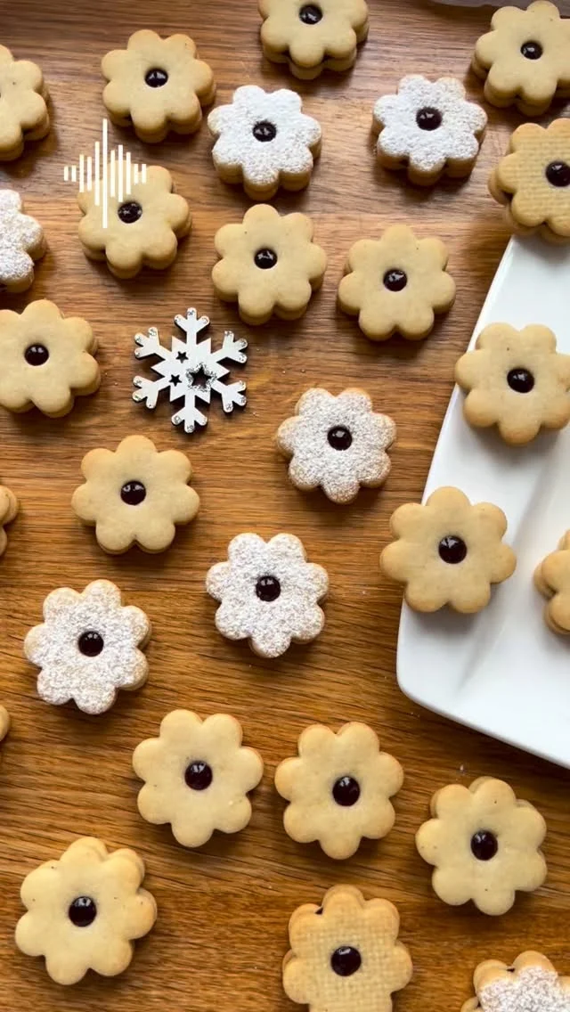 L I N E C K É  C U K R O V Í 🌼 má mnoho podob i tvarů a kromě marmelády ho můžeme plnit oblíbenými krémy i potahovat polevou. U nás doma říkáme tomuto cukroví slepované a plníme ho domácí marmeládou z červeného rybízu.

Na mém blogu #vikendovepeceni najdete kromě receptu i několik tipů na přípravu 🌼 tak koukněte.

▶️ RECEPT na 50 slepených kousků o průměru 4 cm

Linecké těsto:
210 g hladké mouky
140 g másla
70 g moučkového cukru
25 g vajec (asi 1/2 vajíčka M)
špetka soli
citronová kůra, mletá vanilka

Lehce povolené másla a moučkový cukr krátce promíchejte, jen aby se vše spojilo. V robotu použijte plochou (míchací) metlu, nikoliv šlehací. Přidejte vejce a citronovou kůru a zapracujte. Přisypte prosátou mouku se solí, opatrně promíchejte, můžete přidat i špetku mleté vanilky, a nechte robot zpracovat těsto. Během chvilku máte hotovo. Zabalte do fólie a dejte min. na 24 hodin odležet do chladu.

Odleželé těsto po částech rozválejte na sílu 4 mm a vykrajujte oblíbené tvary. Jedna polovina by měla být s otvorem uprostřed, ale klidně mohou být i obě plné. Kousky poskládejte na plech vyložený papírem na pečení nebo preferovanou podložkou (lépe vede teplo) a pečte v troubě vyhřáté na 170 stupňů (horkovzuduch) asi 7-8 minut. Délka pečení je orientační a je závislá na velikosti kousků a síle těsta.

Dokončení: oblíbená marmeláda
Marmeládu promíchejte, můžete i propasírovat, aby byla hladká a bez kousků. Pomocí sáčku s ustřiženou špičkou cukroví naplňte a nechte v chladu na tácu ztuhnout. Pak uložte do krabice, dobře schovejte a nechte pár dnů rozležet.

Recept vznikl za účasti mého oblíbeného #kitchenaid od @magnumhomecz, se kterým připravíte vánoční těsta během chvilky 😊

#blogvikendovepeceni #receptnablogu #pecemevtomspolu #spoluprace #tipynapeceni #lineckecukrovi #vanocnicukrovi #vanocnipeceni