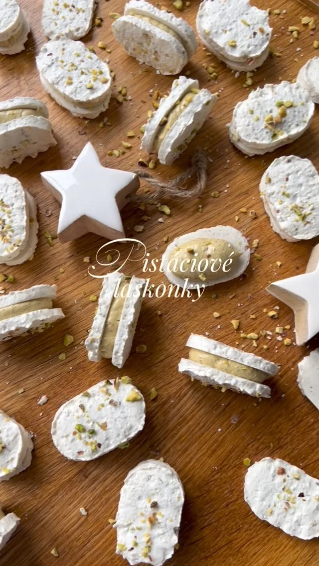 PISTÁCIOVÉ LASKONKY ✨

Křehká sněhová laskonka plněná lahodným pistáciovým krémem. Věřte, že jedna vám stačit nebude. 

RECEPT najdete v mojí e-knize VÁNOČNÍ CUKROVÍ na blogu #vikendovepeceni, přímý odkaz najdete v biu 😊

#blogvikendovepeceni #pecemevtomspolu #vanocnicukrovi #laskonky #vanocniebook #vanocniekniha
