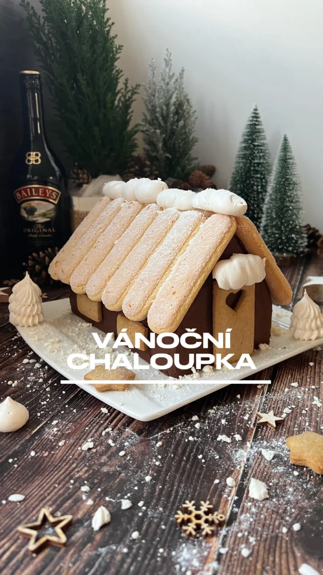 Zapomeňte na perníkovou chaloupku 🏚️ tohle je verze pro DOSPĚLÁKY. Je totiž plná mého oblíbeného likéru BAILEYS, který v sobě spojuje jemnou irskou whisky a farmářkou smetanu. Ideální kombinace pro sváteční chvíle nejen o Vánocích 🎄

R E C E P T  Vánoční chaloupka 🏚️

1️⃣ Kakaový plát: 3 vejce “M”, 100 g cukru krupice, 95 g hladké mouky, 15 g kakaa, 1 lžíce stud. vody
Vejce a cukr společně zahřejte ve vodní lázni na 45 st. a vyšlehejte do husté pěny. Ke konci šlehání přidejte vodu. Stěrkou vmíchejte prosátou mouku s kakaem. Těsto rozetřete na plech vyložený papírem do obdélníku 36x30 cm a pečte v troubě vyhřáté na 220 st. (horní/dolní) asi 7-8 minut. Ihned po upečení stáhněte plát i s papírem z horkého plechu a překlopte na čistý arch papíru lehce poprášený moukou, nechte vychladnout.

2️⃣ Smetanový krém: 250 g mascarpone, 250 g smetany 33%, 50 g cukru krupice, 40 ml likéru Baileys Original, vol. 17%
Všechny suroviny dejte do misky a společně pozvolna vyšlehejte. Část si nechte na obmaz, zbytek dejte do sáčku. 

3️⃣ Sestavení chaloupky
Z vychladlého plátu sloupněte papír a po delší straně odkrojte dva pruhy široké 10 cm, které rozpulte. Vzniknou vám tak 4 obdélníky 18 x 10 cm, které budou tvořit spodní část chaloupky. Dostatečně je pokapejte likérem Baileys a spojte pomocí sáčku krémem. Ze zbytku plátu pak vykrojte tři proužky dlouhé 18 cm, ale užší, ty budou tvořit střechu chaloupky. Ty pokládejte postupně na základ chaloupky a spojujte s krémem. Celou chaloupku obmažte zbytkem krému a dejte do druhého dne chladit do lednice.

4️⃣ Čokoládová ganache: 125 g hořké čokolády 55%, 125 g smetany 33%
Čokoládu zalijte horkou smetanou, nechte minutku odstát, pak vymíchejte a promixujte tyčovým mixérem. Nechte zchladnout a lehce zhoustnout, pak s ní obmažte celou chaloupku. Ještě než zcela zatuhne, obložte střechu chaloupky cukrářskými piškoty.
Chaloupku jsem dozdobila domácími perníčky (dveře a okna) a sněhovými pusinkami, které tvoří sněhové čepice na střeše a na dveřích.

Celý RECEPT najdete i na mém blogu #vikendovepeceni ✨

@baileysofficial #baileysczech #baileys #TreatYourself #pijsrozumem #18plus #spoluprace #blogvikendovepeceni #receptnablogu #vanocnipeceni