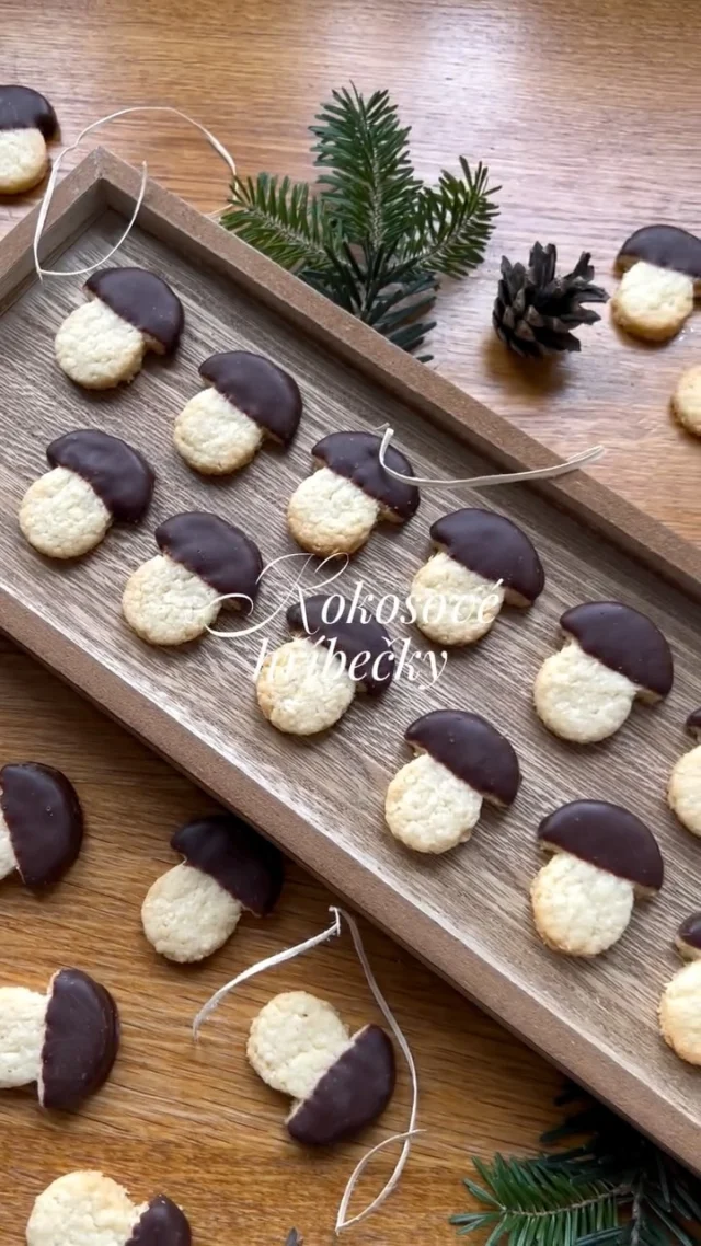 KOKOSOVÉ HŘÍBEČKY 🍄‍🟫

Jednoduché cukroví, které vás překvapí svou chutí. Ideální pro ty, kteří nemají rádi krémové kousky. 

RECEPT najdete ve vánoční e-knize společně s dalšími 11 jedinečnými druhy. K dostání na mém blogu #vikendovepeceni 🍄‍🟫

#blogvikendovepeceni #pecemevtomspolu #vanocnicukrovi #tipynapeceni #kokosovecukrovi #vanocnipeceni #vanocniebook