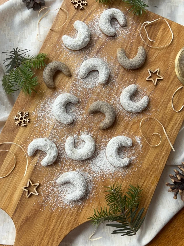 VANILKOVÉ ROHLÍČKY jsou pro mě cukroví číslo jedna. Patří k Vánocům podobně jako stromeček nebo vánočka. Nikdy u nás na svátky nechyběly 🌲

Každá rodina má obvykle svůj oblíbený recept. Náš rodinný obsahuje mandle, ale skvělá je i varianta s vlašskými ořechy. Oba recepty najdete na mém blogu #vikendovepeceni.

Mě osobně nadchla letošní novinka s mákem a 🍋 kůrou (na fotce), kterou najdete ve vánoční e-knize Vánoční cukroví. K objednání na blogu, přímý odkaz v biu.

Taky u vás nesmí vanilkové rohlíčky chybět? Napište mi do komentáře 😊

#vanilkoverohlicky #receptnablogu #blogvikendovepeceni #vanocnikniha #eknihavanocnicukrovi #vanocnicukrovi