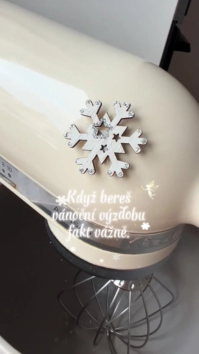 Když bereš vánoční výzdobu fakt vážně 😎

 #vikendovepeceni #blogvikendovepeceni #pecemevtomspolu #kitchenaid #vanocnivyzdoba