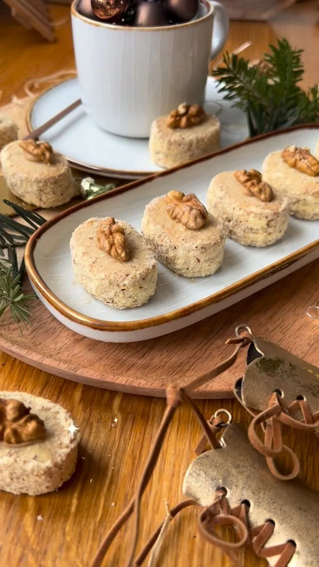 OŘECHOVÉ DORTÍČKY ✨

Cukroví, které vám sice zabere více času, ale vrátí vám to v podobě luxusní chuti. Ořechové korpusky slepené francouzským máslovým krémem s kapkou rumu, obalené a zdobené vlašskými ořechy. 

RECEPT najdete v e-knize Vánoční cukroví, kterou zakoupíte na mém blogu #vikendovepeceni ✨ přímý odkaz v biu ✨

#blogvikendovepeceni #pecemevtomspolu #tipynapeceni #vanocnicukrovi #vanocnipeceni #orechovedorticky