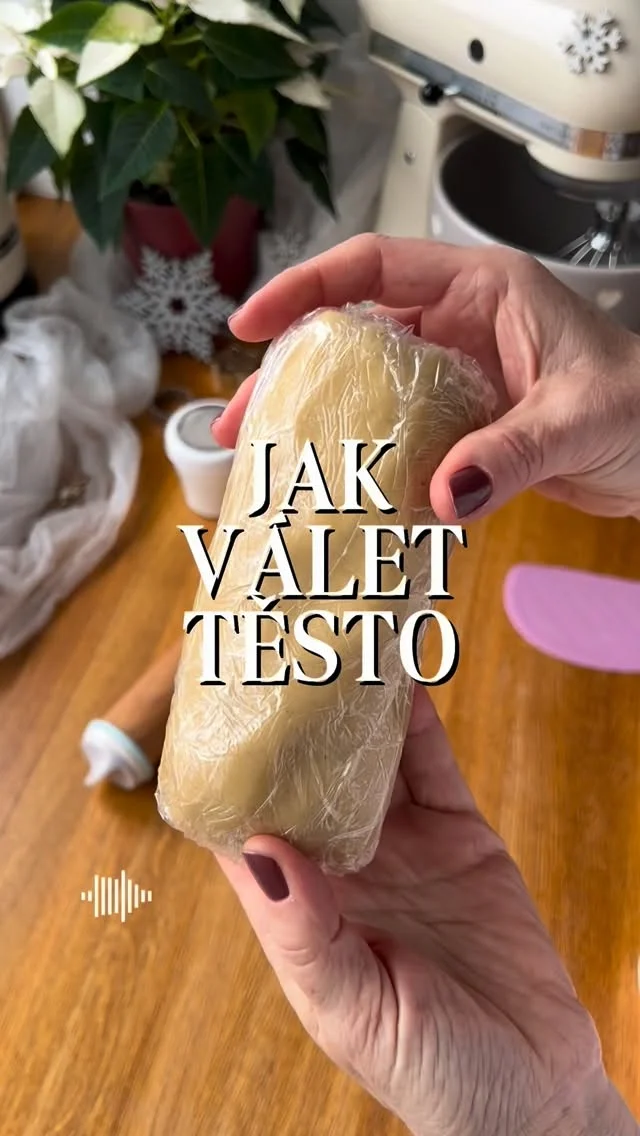 MOJE TIPY na válení těsta 😉

▶️ těsto z lednice nechte krátce povolit, lehce změkne a nebude praskat při válení 
▶️ zpracovávejte jen menší kousky, zbytek uchovávejte v chladu 
▶️ podsypávejte jen malým množstvím mouky 
▶️ při válení si těsto otáčejte, udržujte ho v pohybu po pracovní ploše, aby se nelepilo 
▶️ vykrajovátka namočte v mouce 
▶️ vyvalujte těsto stejně silné, s tím pomůže nastavitelný váleček (mám od značky Joseph a Joseph)
▶️ pokud máte v kuchyni teplo a připravujete si více plechů předem, udržujte je před pečením v chladu, aby si kousky zachovaly svůj tvar 
▶️ pro dokonalé propečení pečte na perforované podložce 

#vikendovepeceni #blogvikendovepeceni #pecemevtomspolu #tipynapeceni #vanocnicukrovi #jakvalettesto
