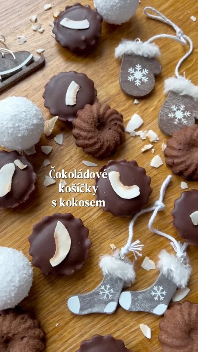 Čokoládové košíčky s kokosem 🥥

Košíček z kakaového lineckého těsta plný kokosové ganache a zalitý hořkou čokoládou. Jemné, lahodné, prostě dokonalé spojení 🥥

Recept najdete ve vánoční e-knize, k dostání na mém blogu #vikendovepeceni 🤍

#blogvikendovepeceni #pecemevtomspolu #tipynapeceni #vanocnicukrovi #kosickyskokosem #cokoladovekosicky #kokosacokolada