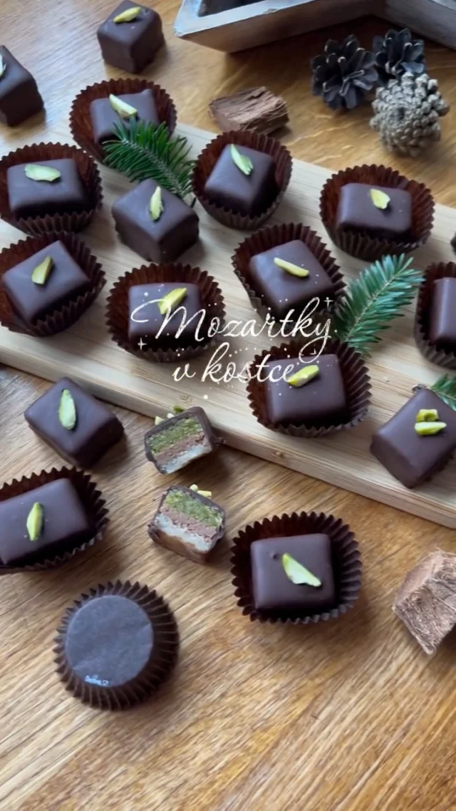 MOZARTKY v kostce ✨

Pistáciový a mandlový marcipán spojený lískooříškovým nugátem a namočený v hořké čokoládě. Dokonalé spojení v každém kousku.

Recept najdete v e-knize Vánoční cukroví na mém blogu #vikendovepeceni ♥️

#blogvikendovepeceni #vanocnicukrovi #tipynapeceni #mozartovykoule