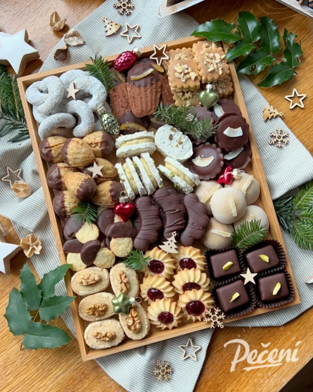 Moji milí, přeji vám všem klidné a pohodové vánoční svátky v kruhu těch nejbližších ♥️ 

Krásné VÁNOCE ✨

#vanocebezstresu #vanocesrodinou #krasnevanoce #vikendovepeceni #blogvikendovepeceni